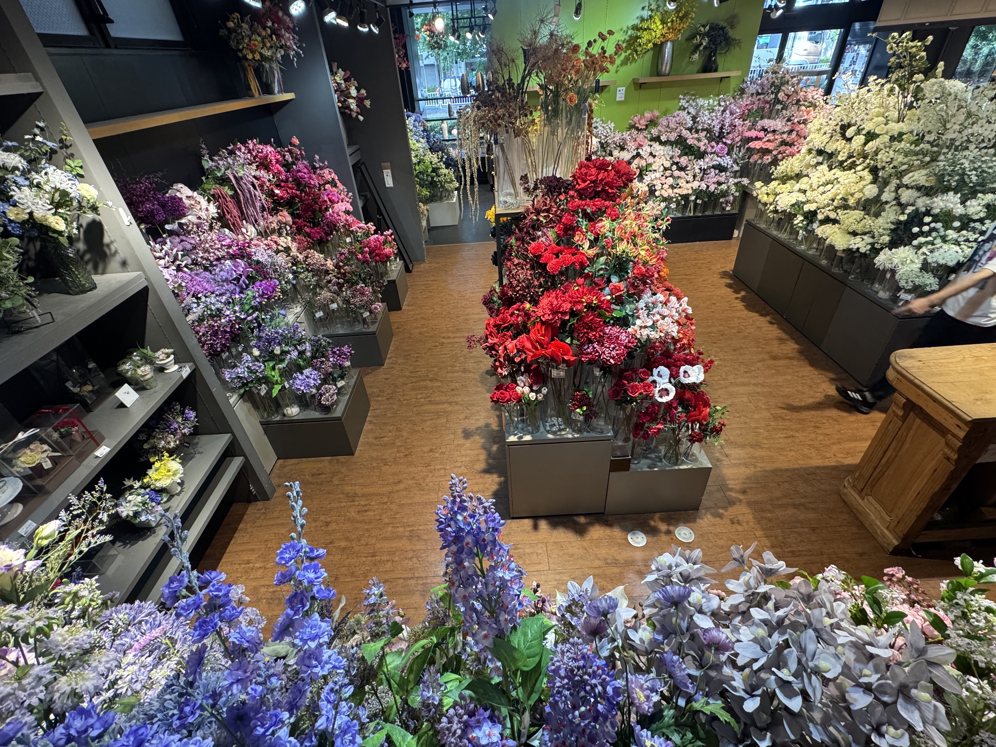 WHEN ARTIFICIAL FLOWERS ENTER TOKYO 'SSENTIMENTS