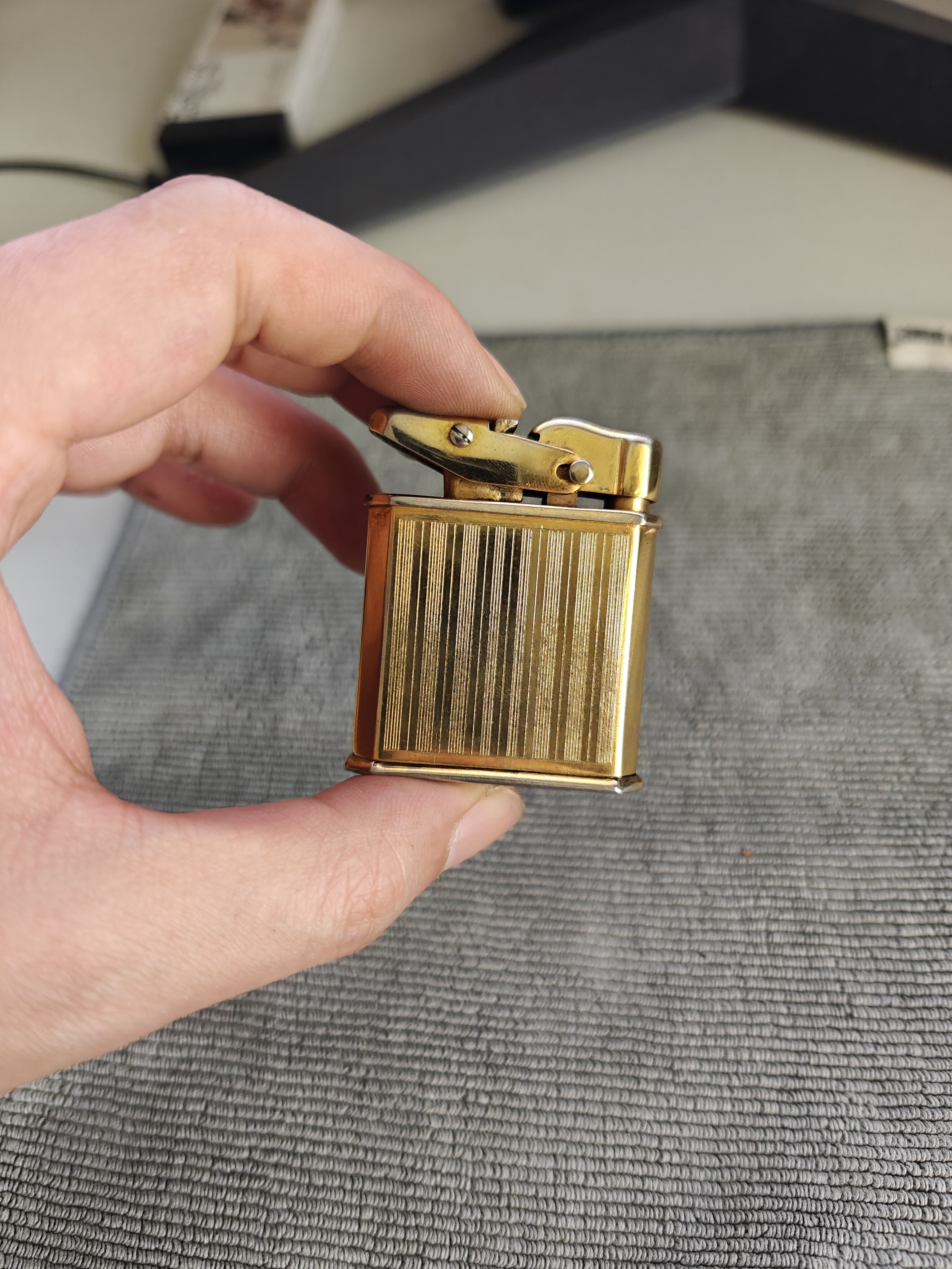 LUX'TRIK Rare-Structure Gold-Plated Oil Lighter – Detail 1