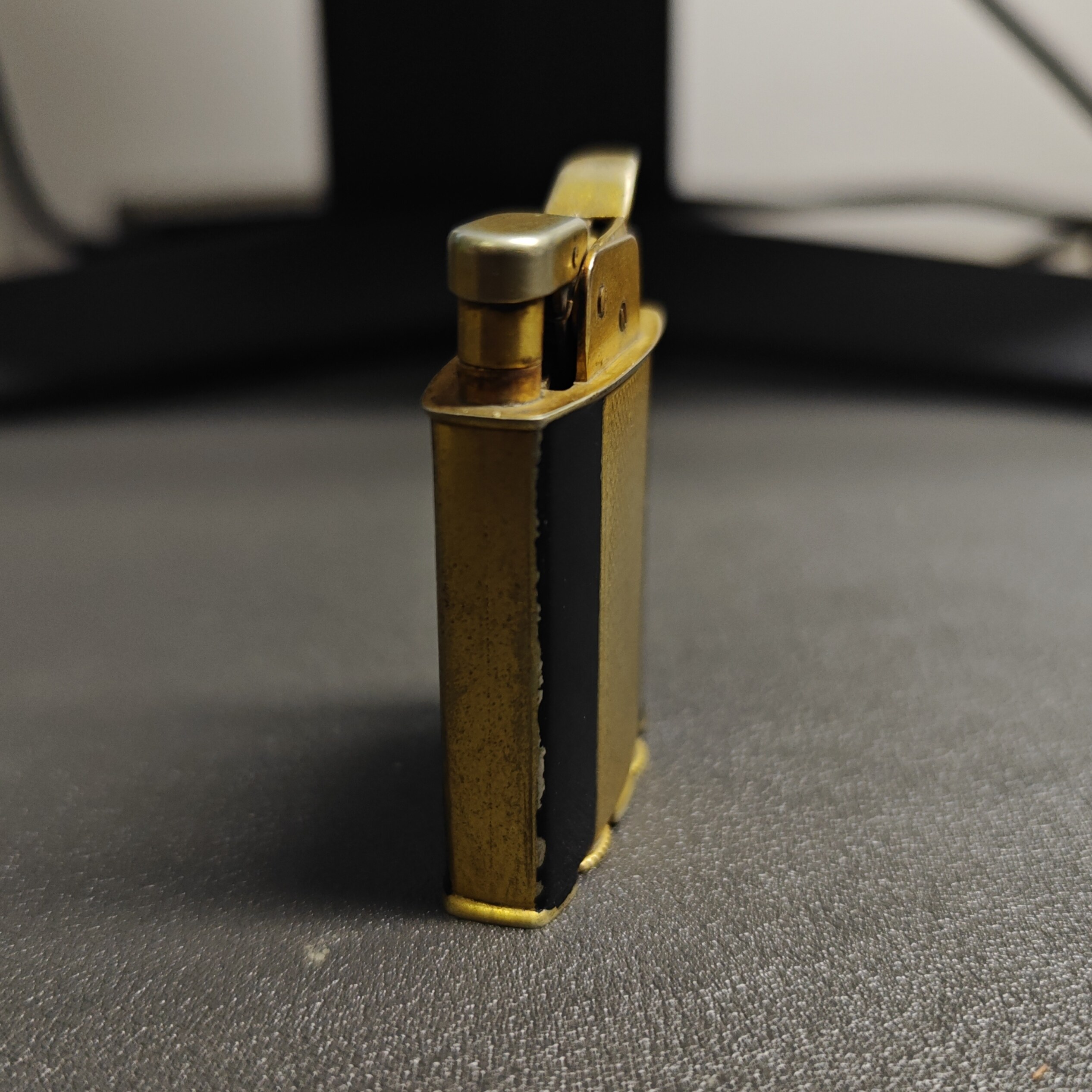 EVANS Trig-A-Lite Gold-Plated Enamel Lighter Details 1