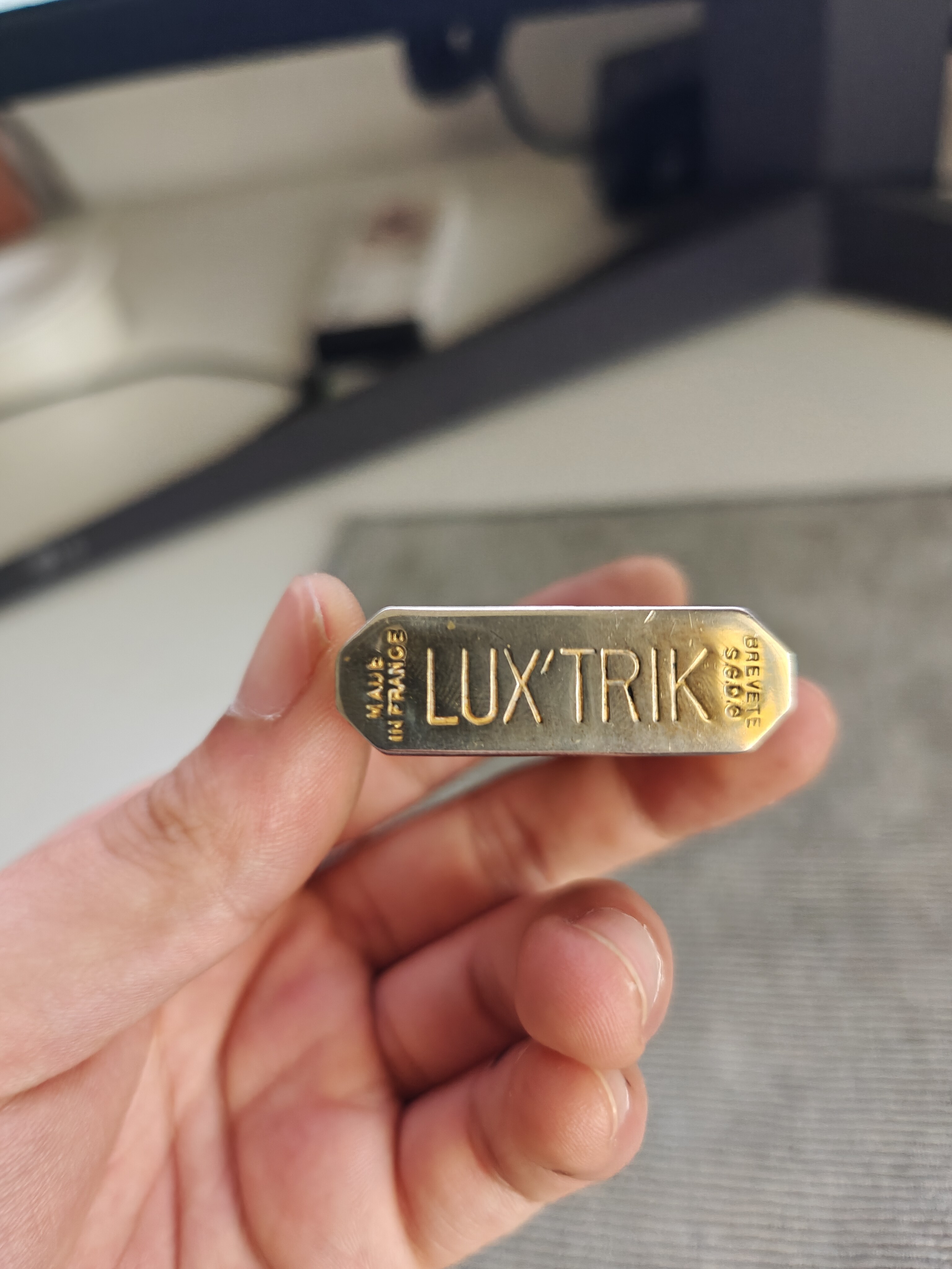 LUX'TRIK Rare-Structure Gold-Plated Oil Lighter – Detail 5