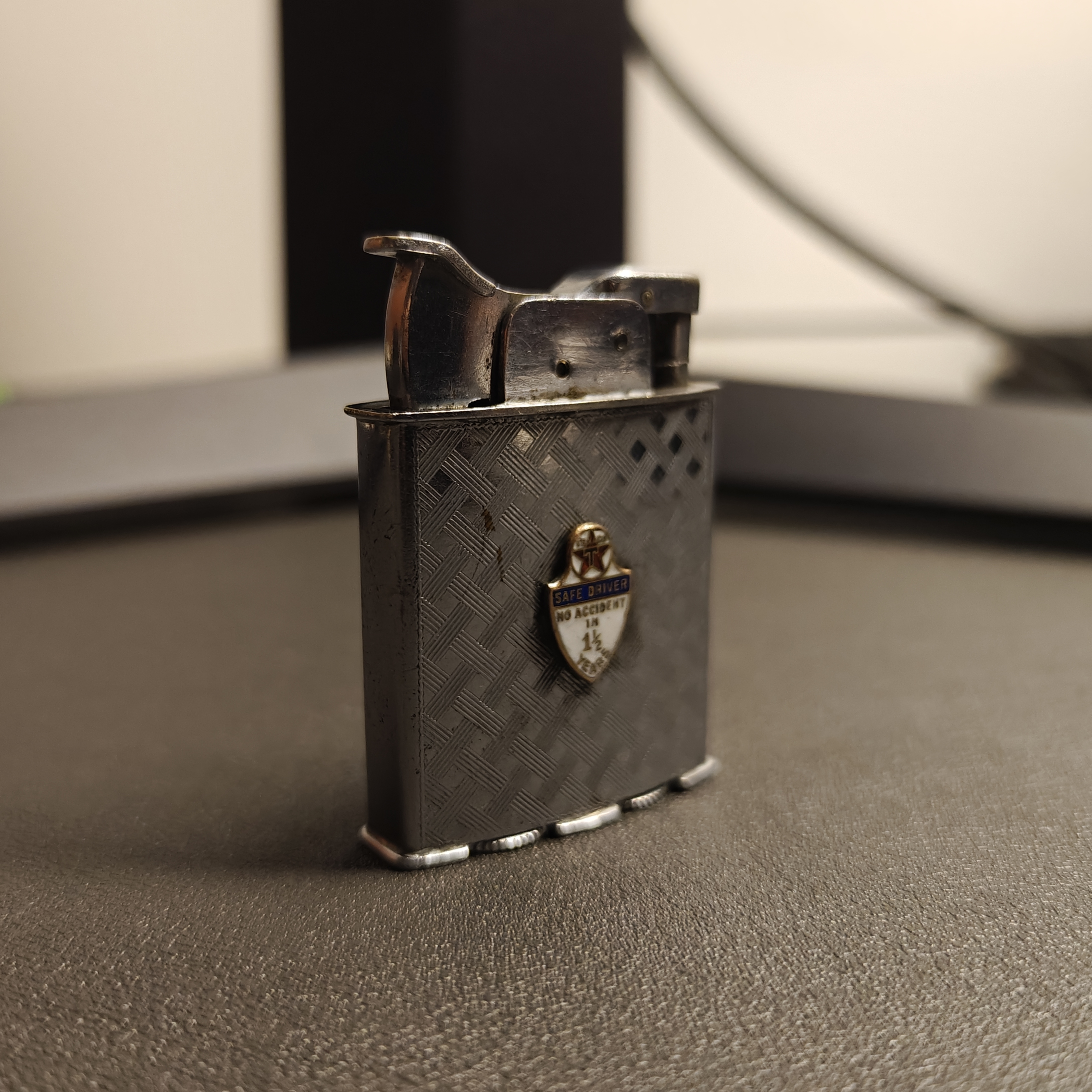 EVANS Trig-A-Lite Custom Emblem Lighter Details 2