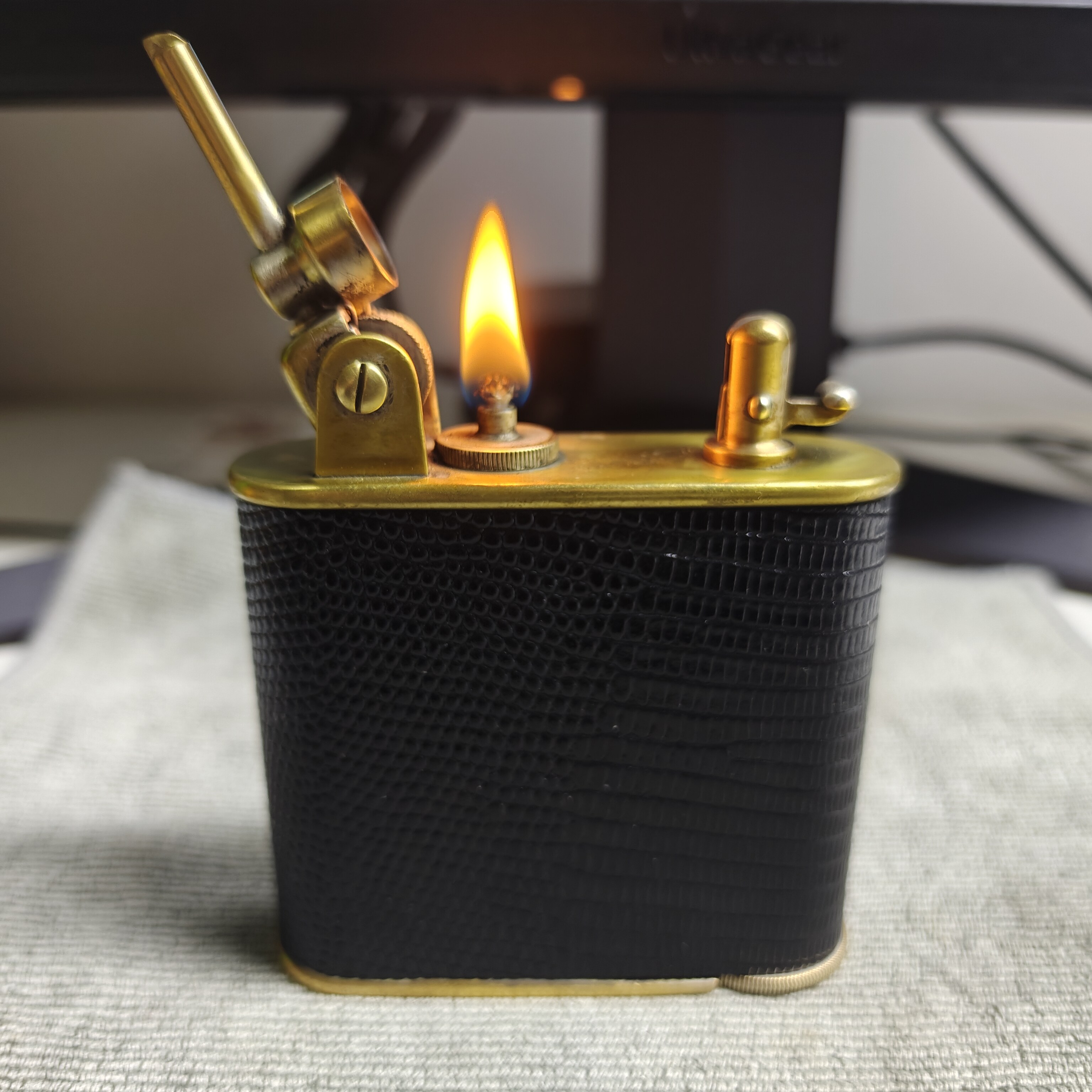 LANCEL Semi-Automatic Push-Button Desktop Lighter – Details 4