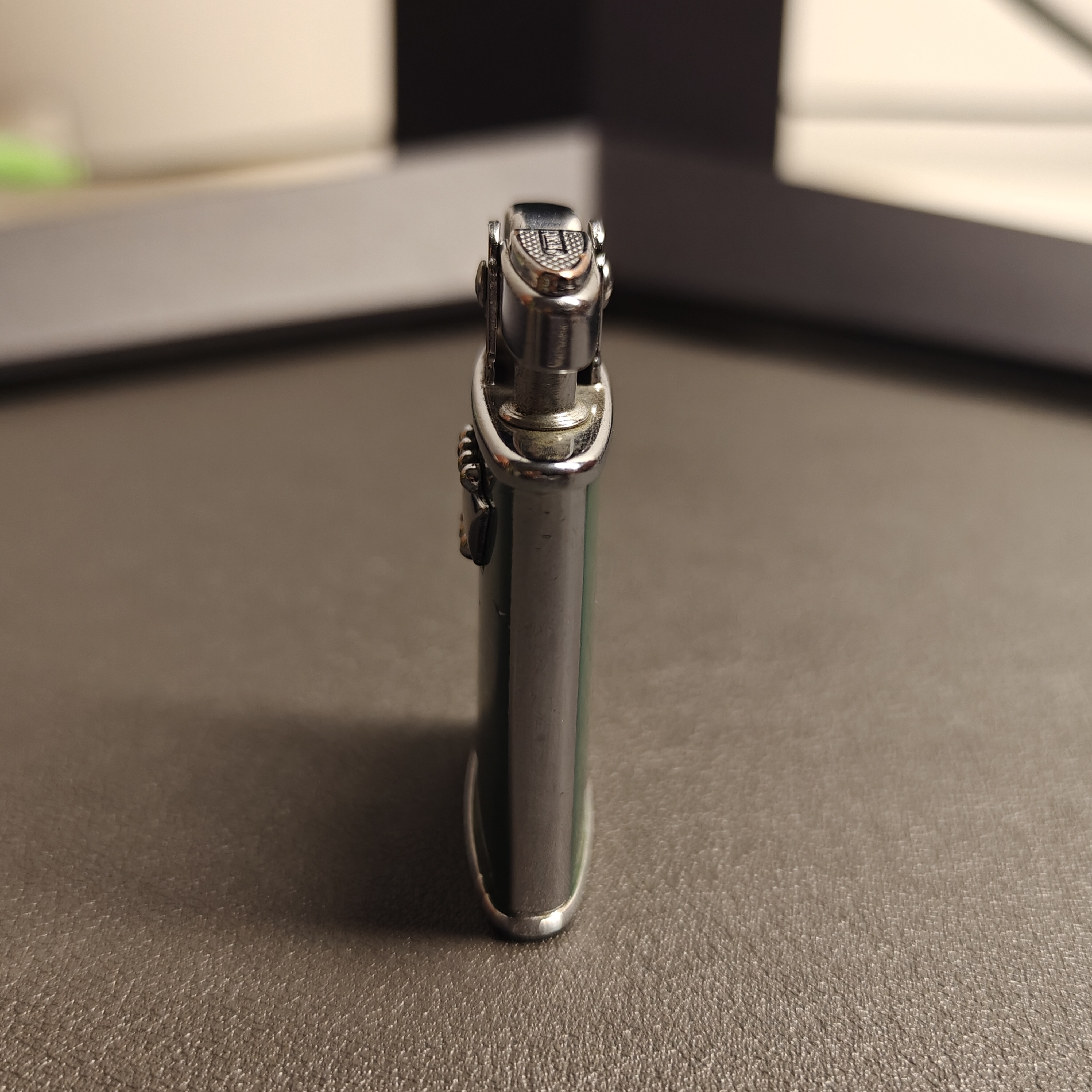 Ronson Gem Enamel Gasoline Lighter - Detail 3