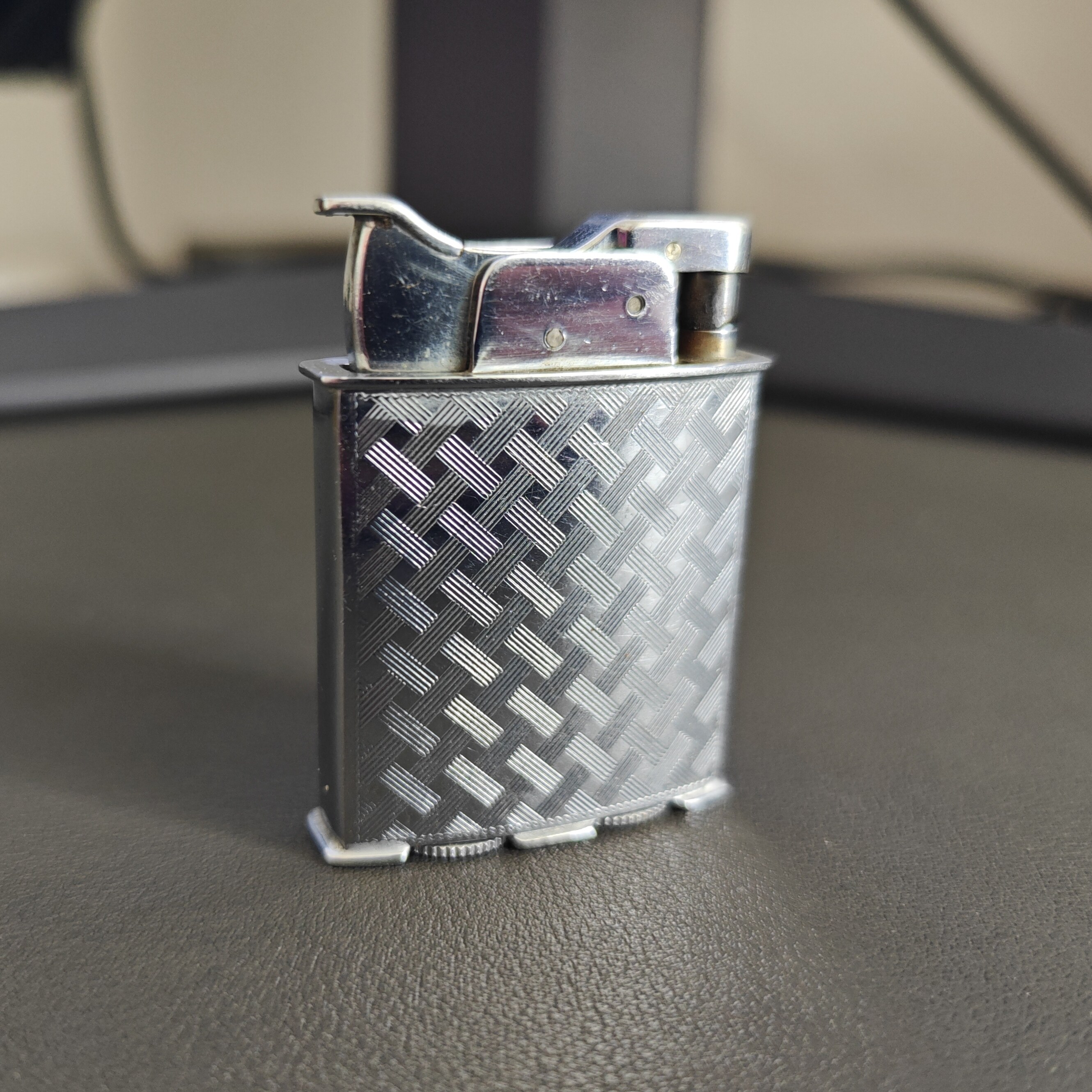 EVANS Trig-A-Lite Push-Button Automatic Lighter - Details 1