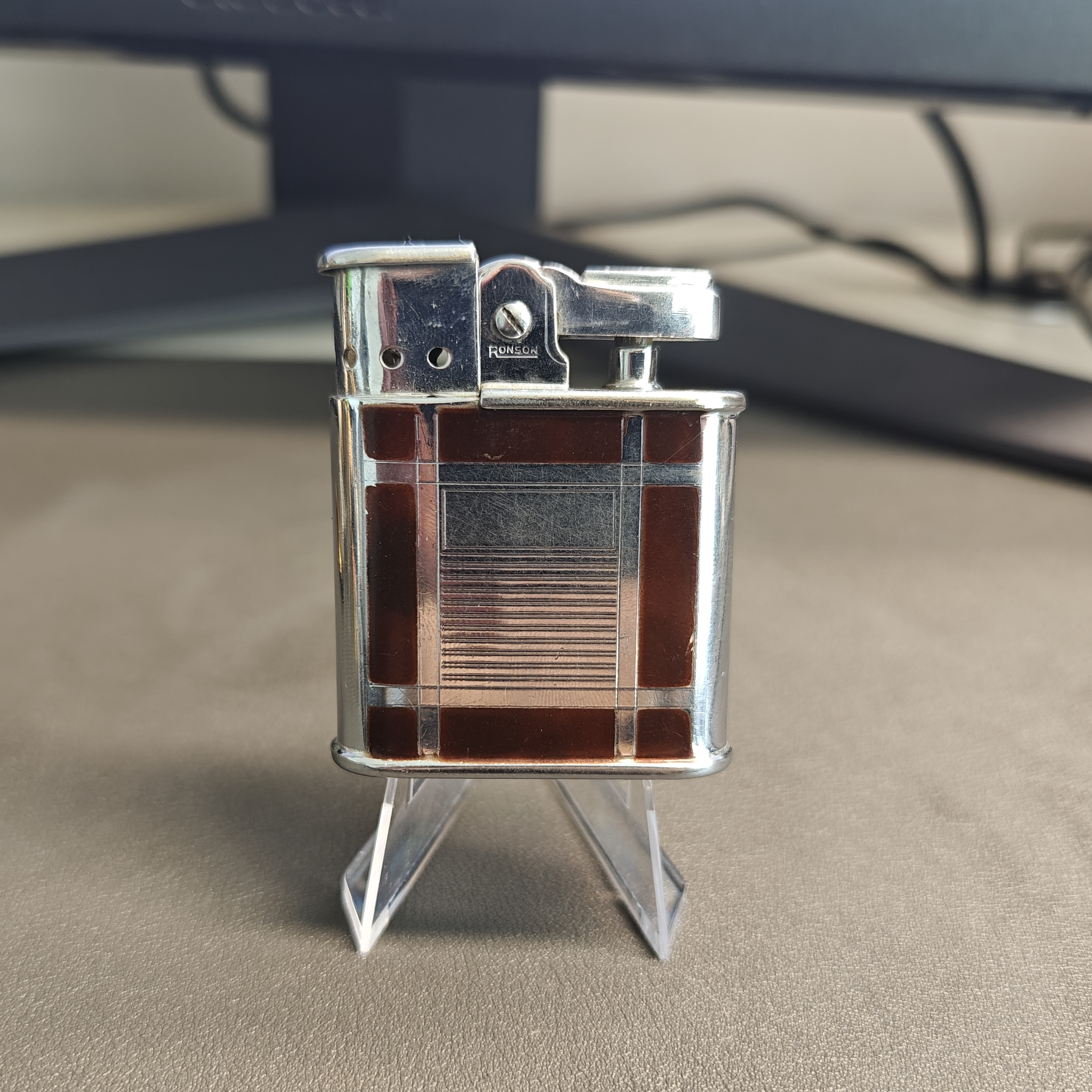 Ronson Whirlwind Enamel Windproof Lighter Details 1