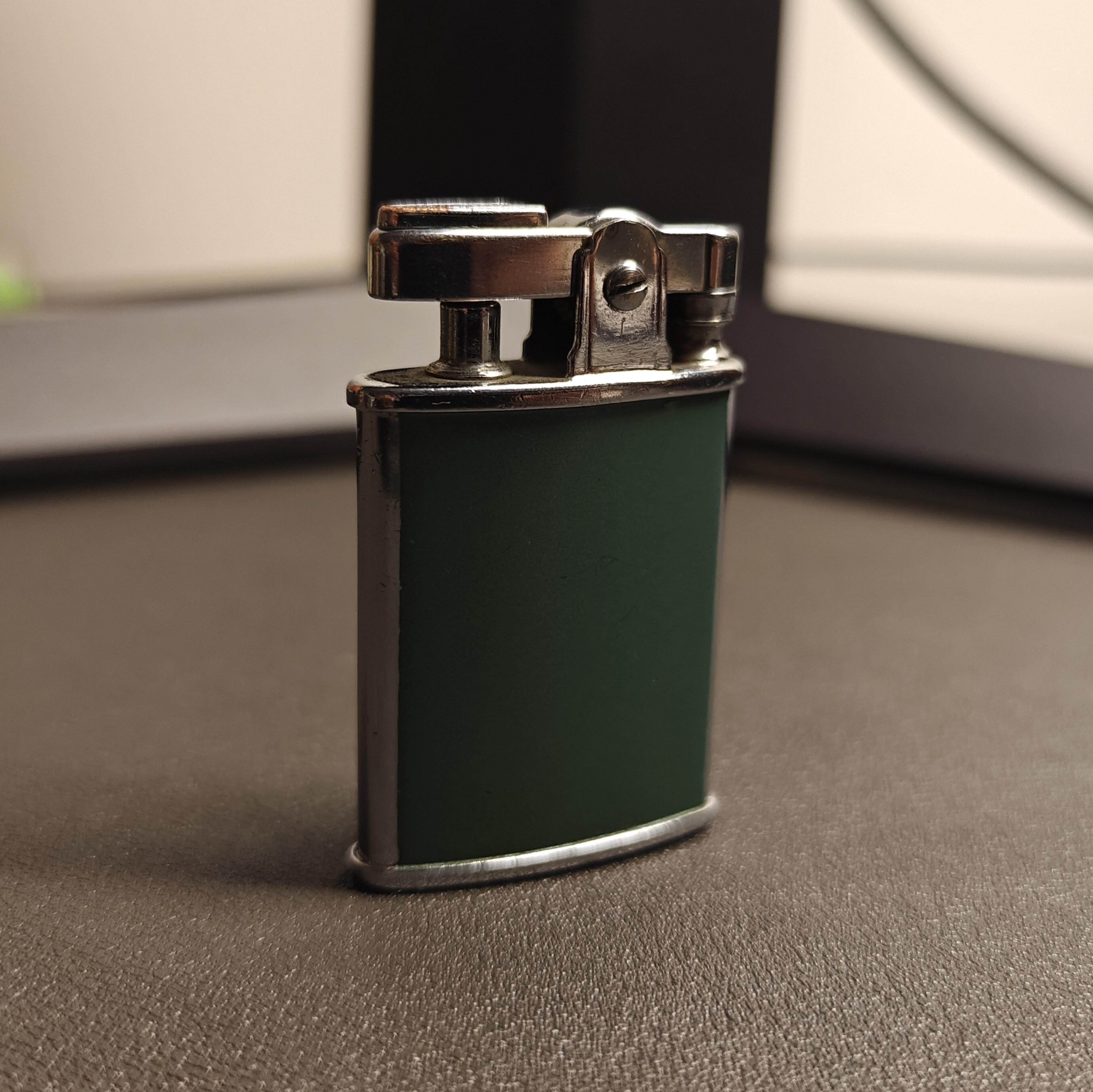 Ronson Gem Enamel Gasoline Lighter - Detail 2