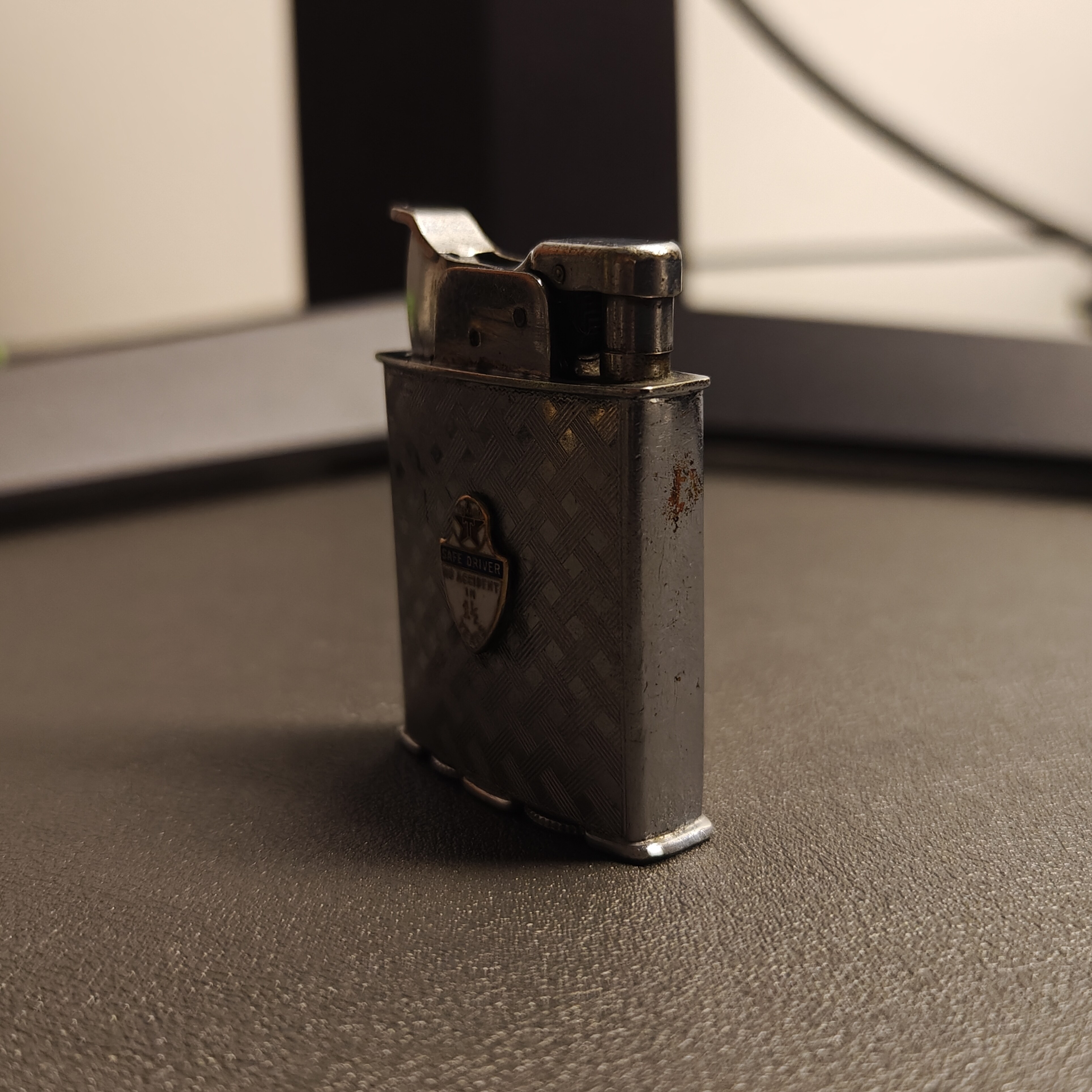 EVANS Trig-A-Lite Custom Emblem Lighter Details 3