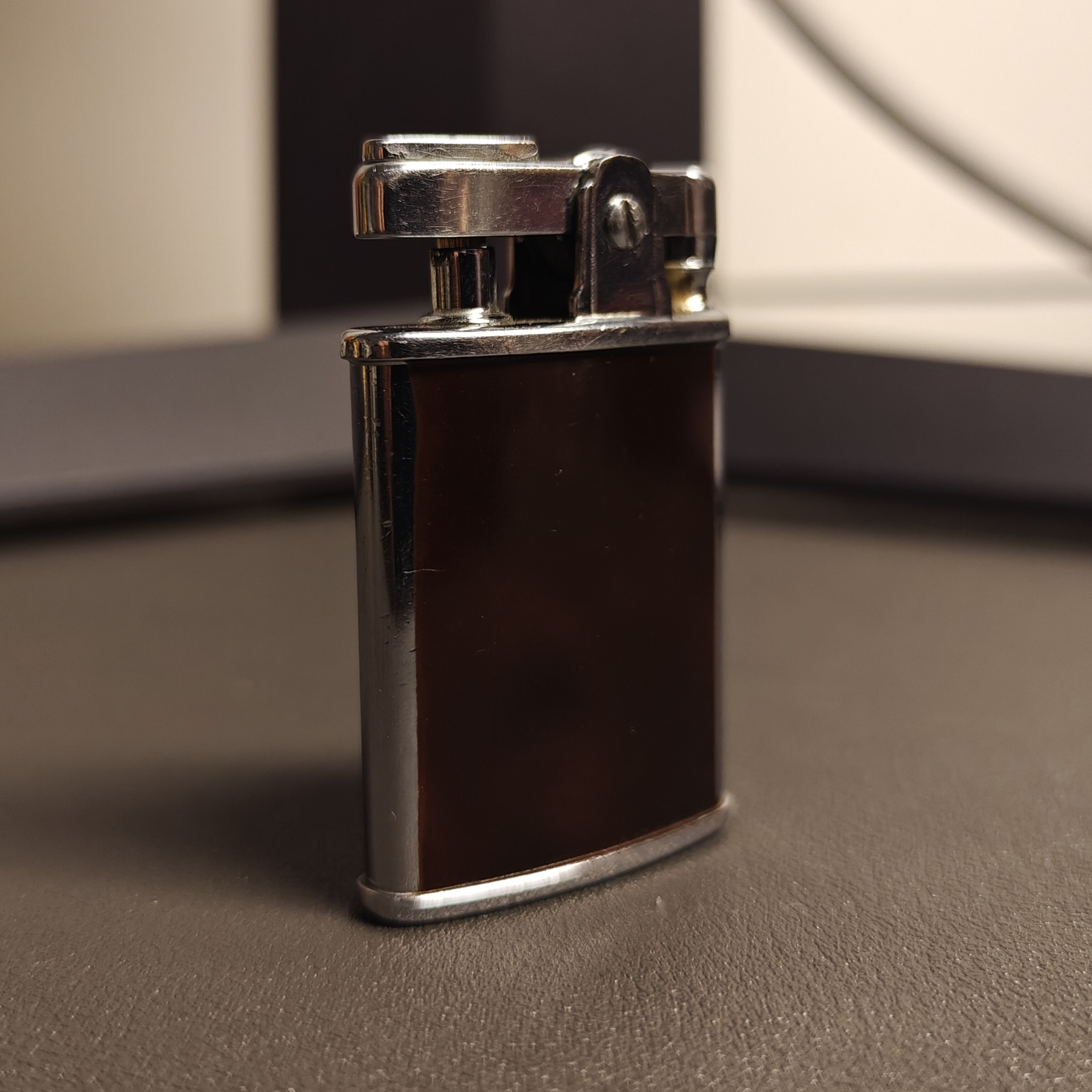 Ronson Gem Enamel Gasoline Lighter - Detail 2