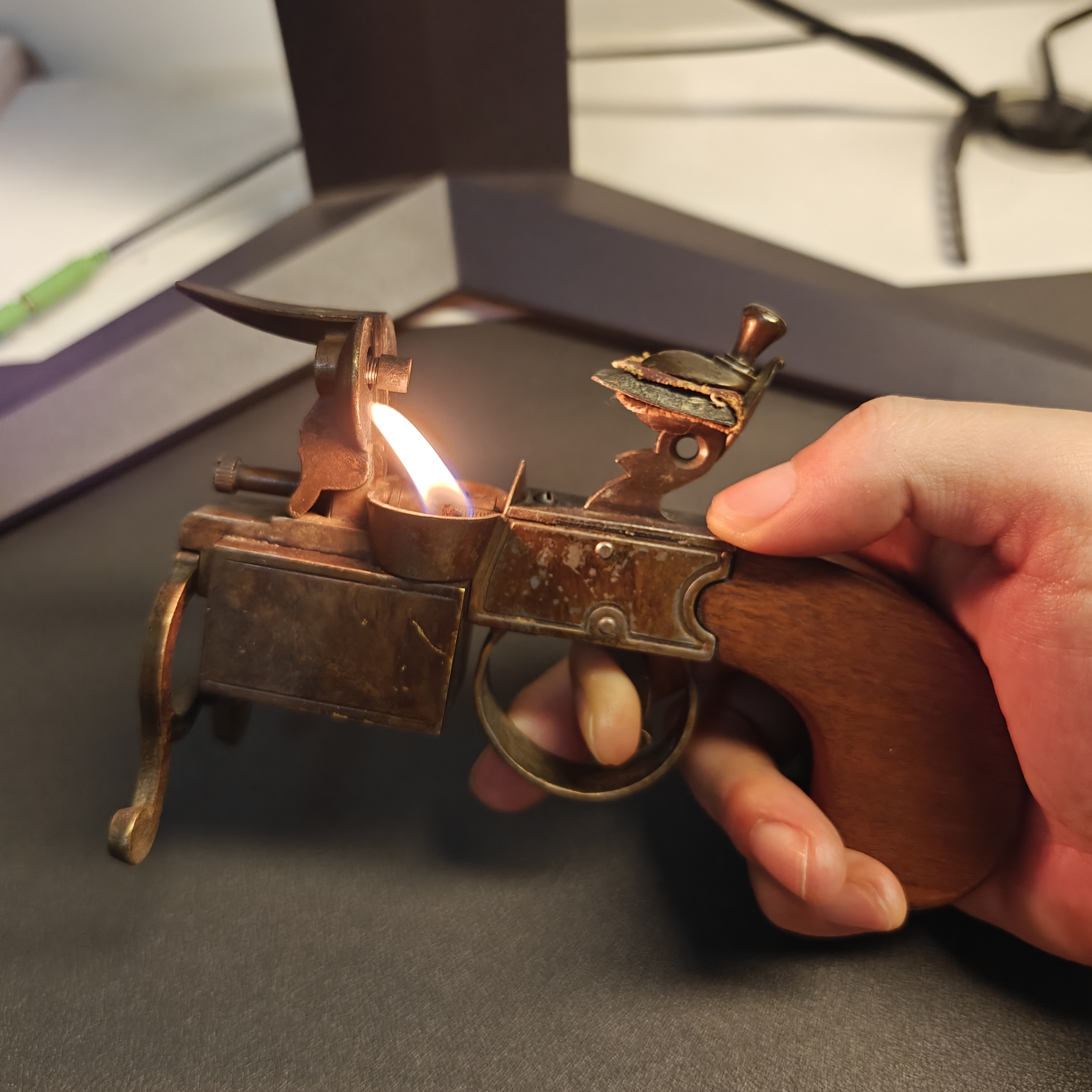 DUNHILL Tinder Pistol Flint-Top Oil Lighter: Details 5
