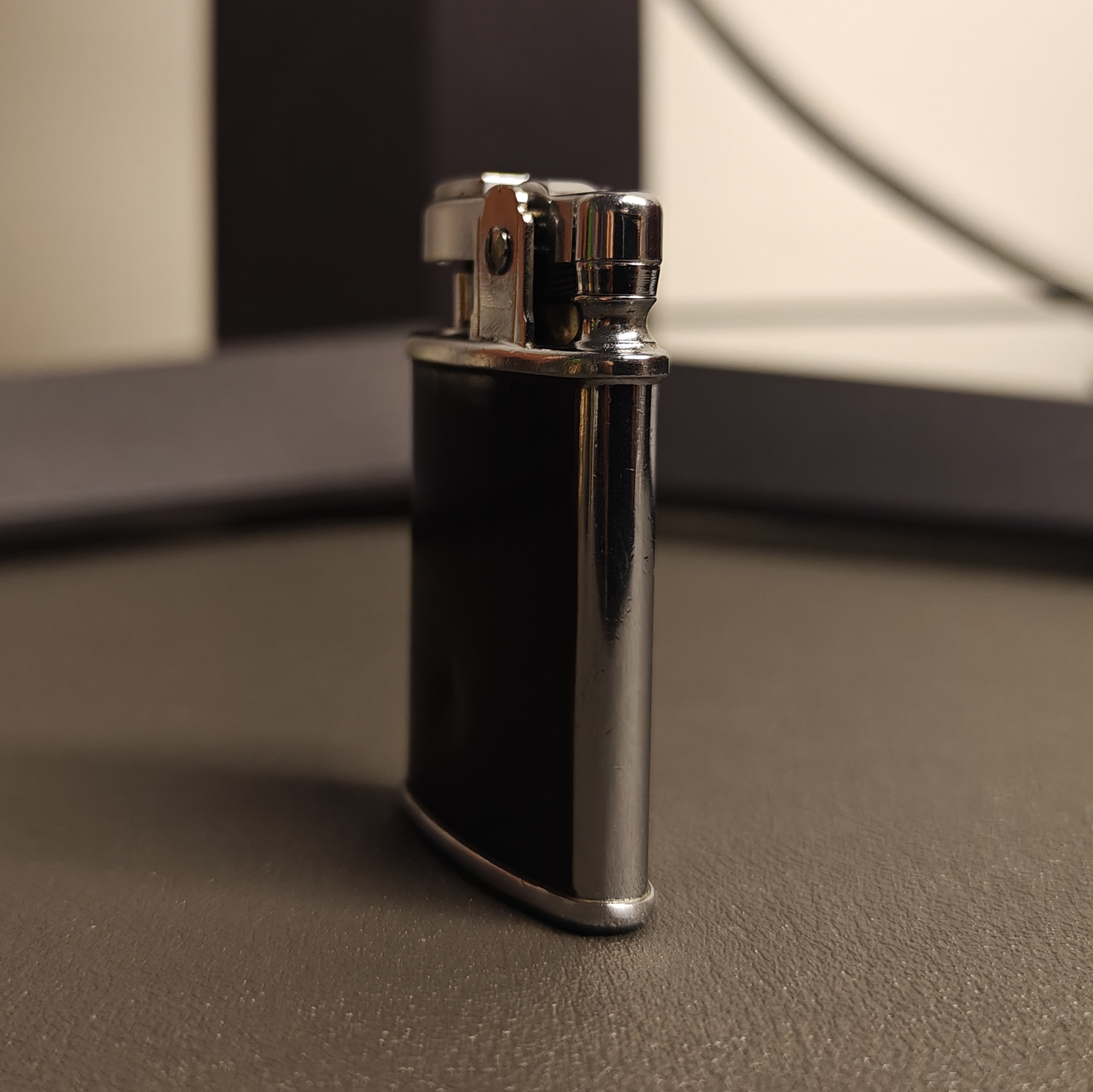 Ronson Gem Enamel Gasoline Lighter - Detail 1