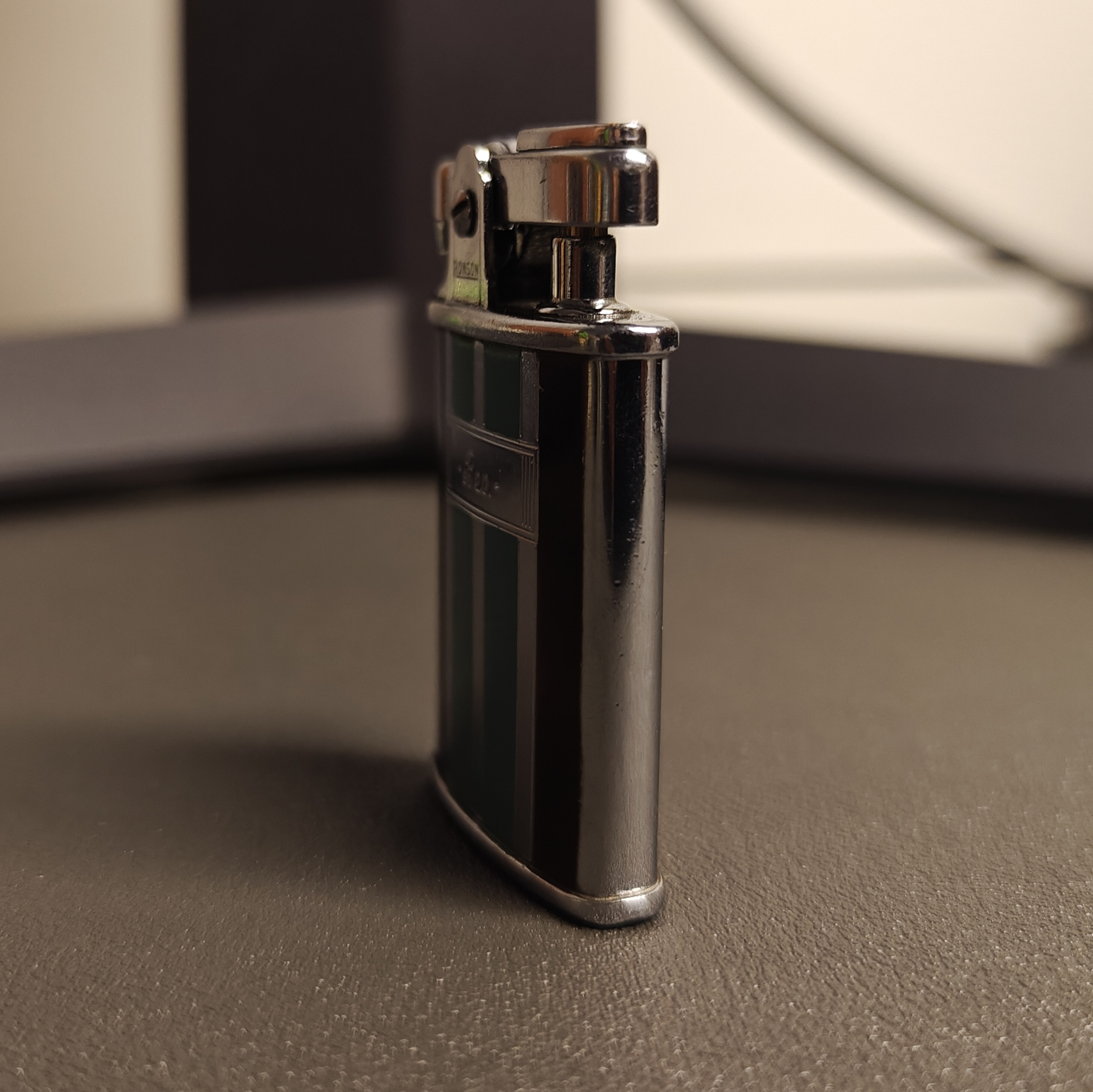 Ronson Gem Enamel Gasoline Lighter - Detail 3