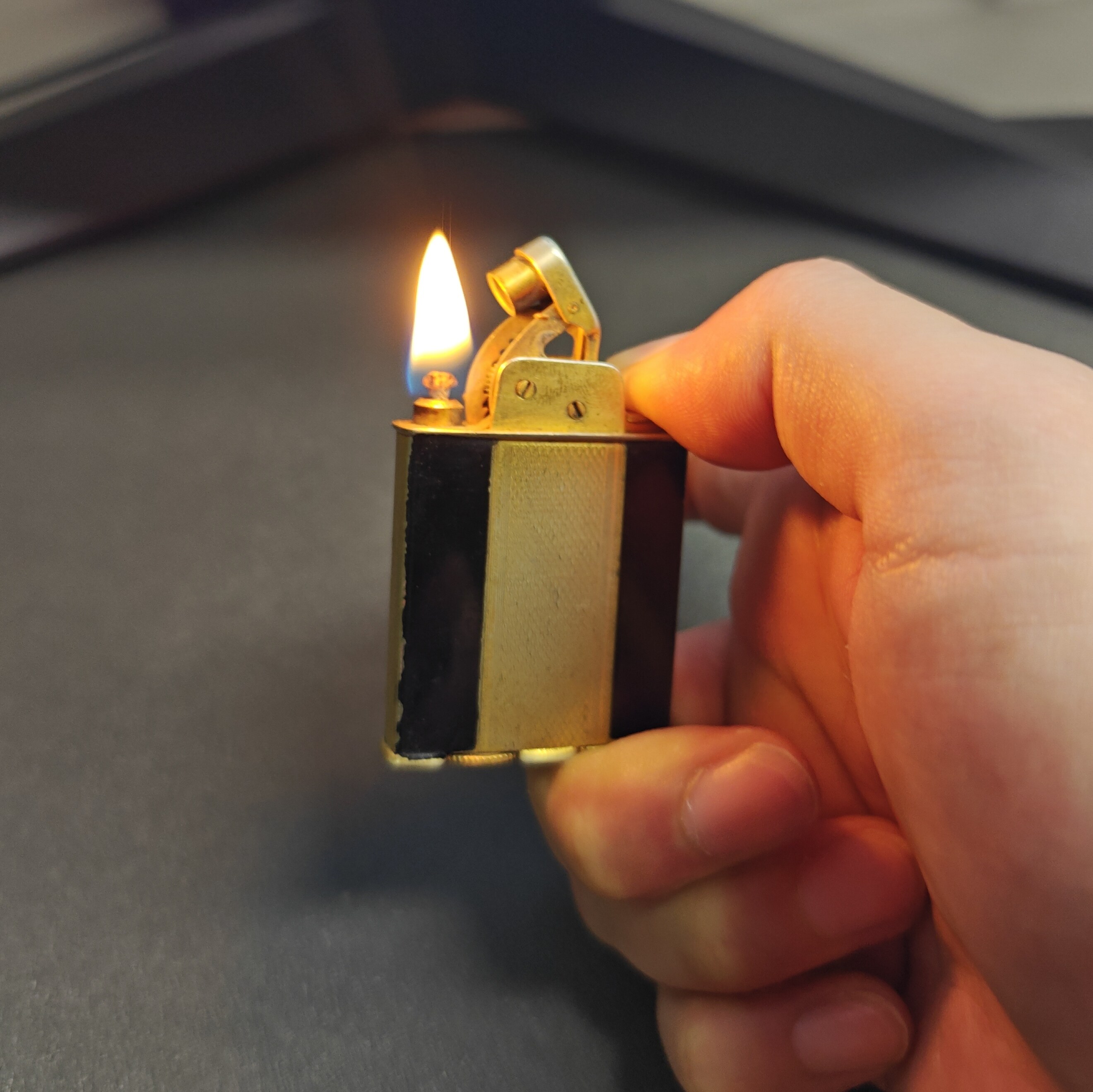 EVANS Trig-A-Lite Gold-Plated Enamel Lighter Details 3