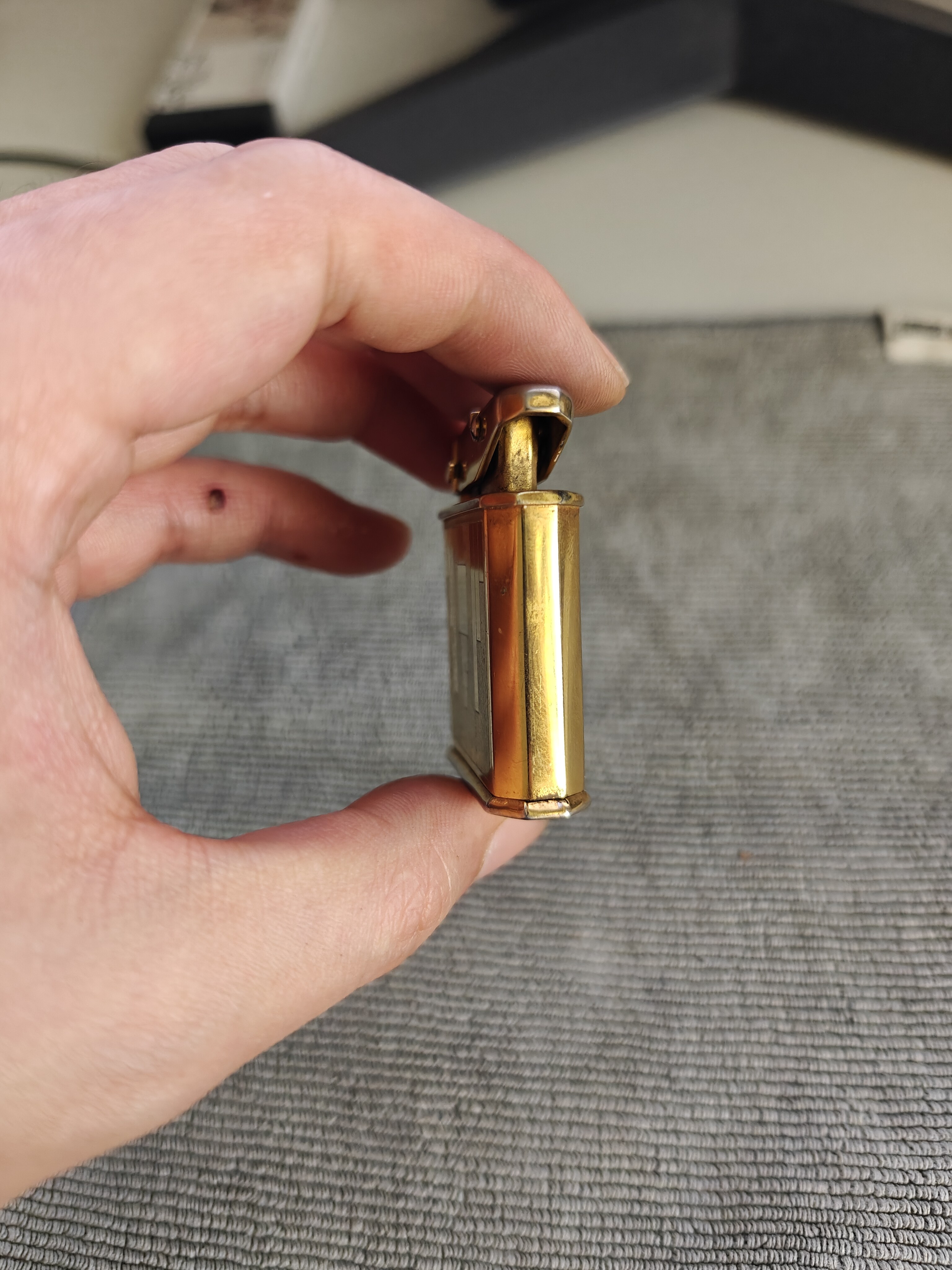 LUX'TRIK Rare-Structure Gold-Plated Oil Lighter – Detail 2