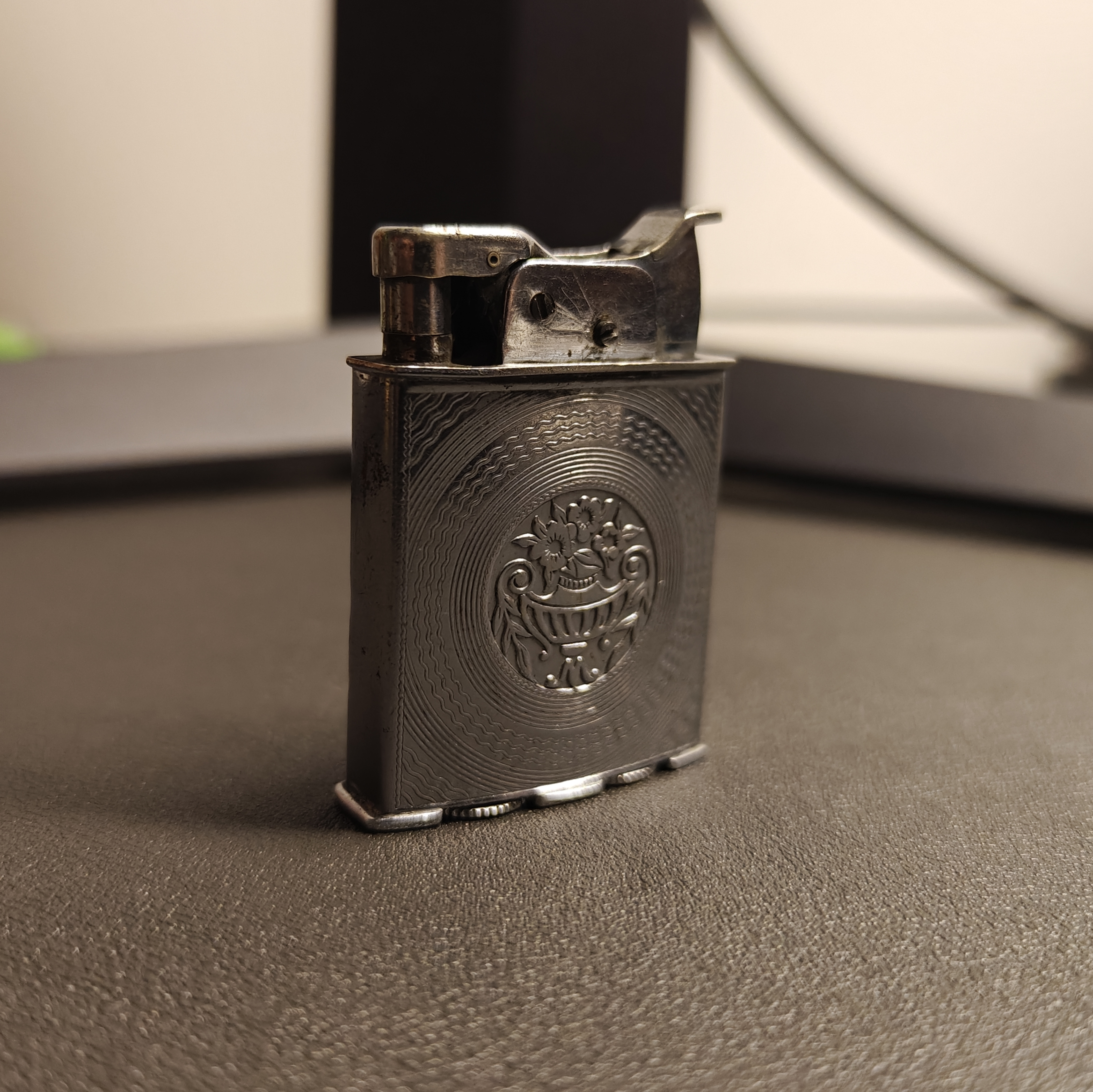 EVANS Trig-A-Lite Custom Emblem Lighter Details 1