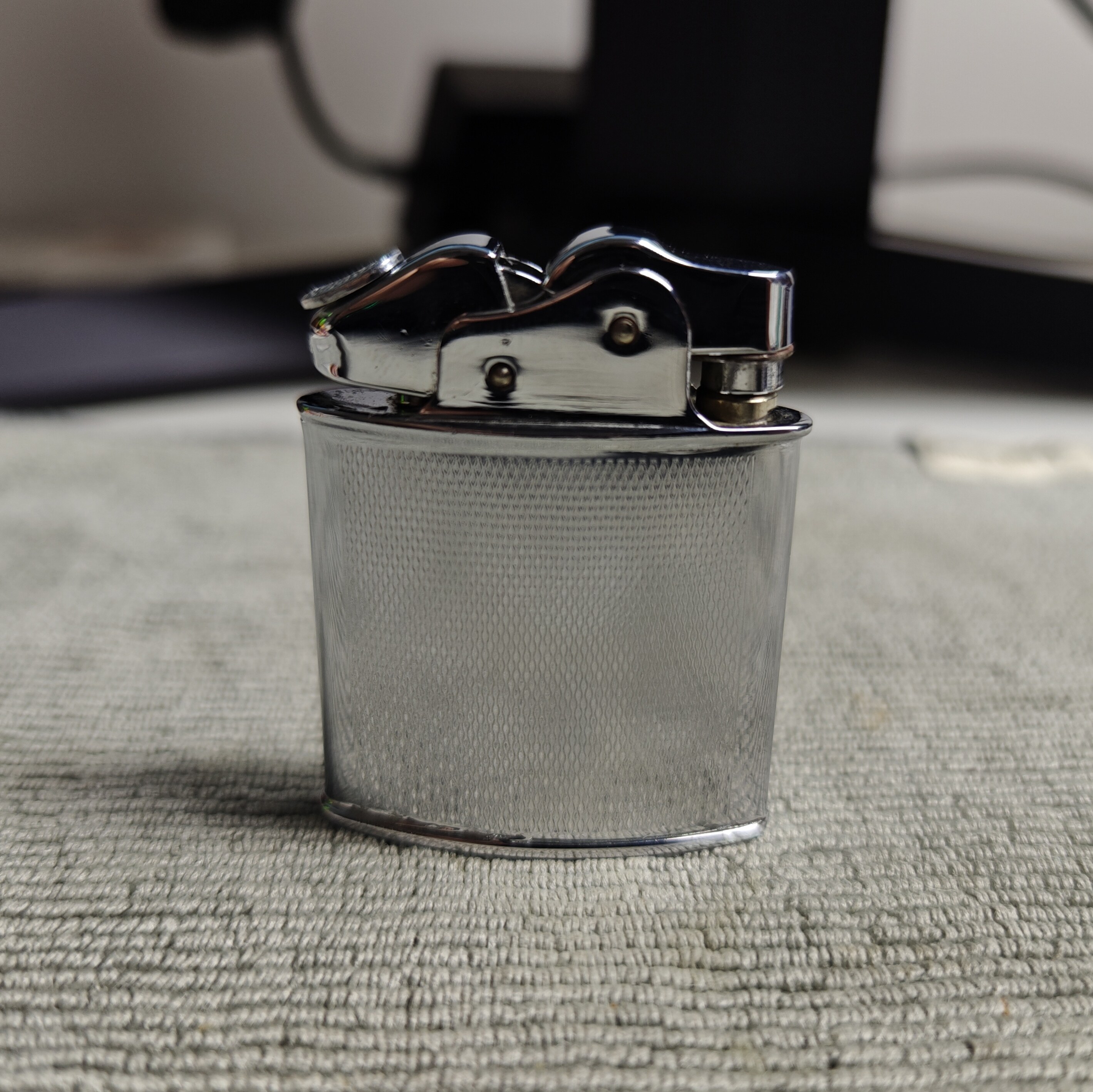 THORENS SPORT Series Small Semi-Automatic Kerosene Lighter - Details 1