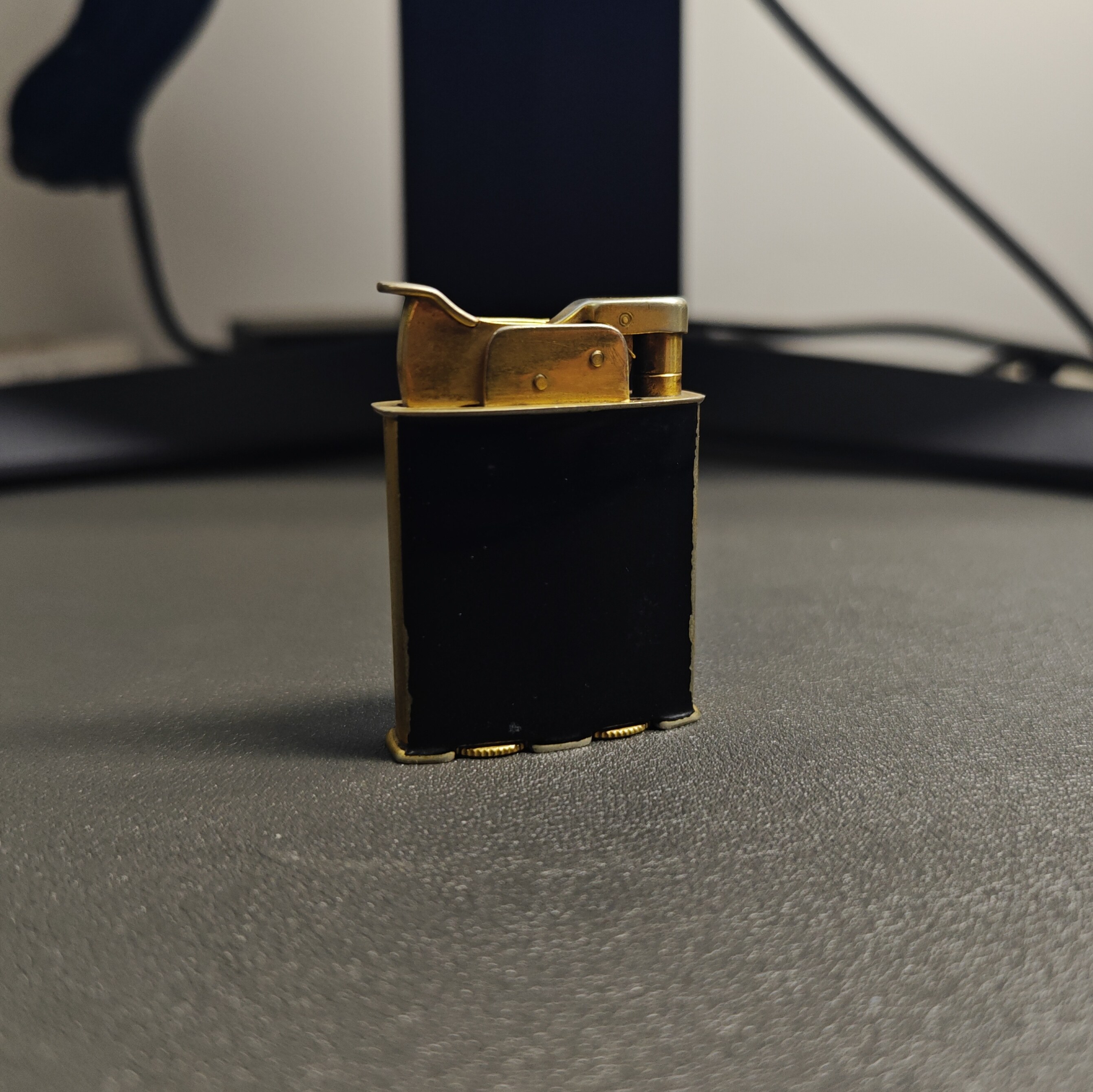 EVANS Trig-A-Lite Gold-Plated Enamel Lighter Details 2
