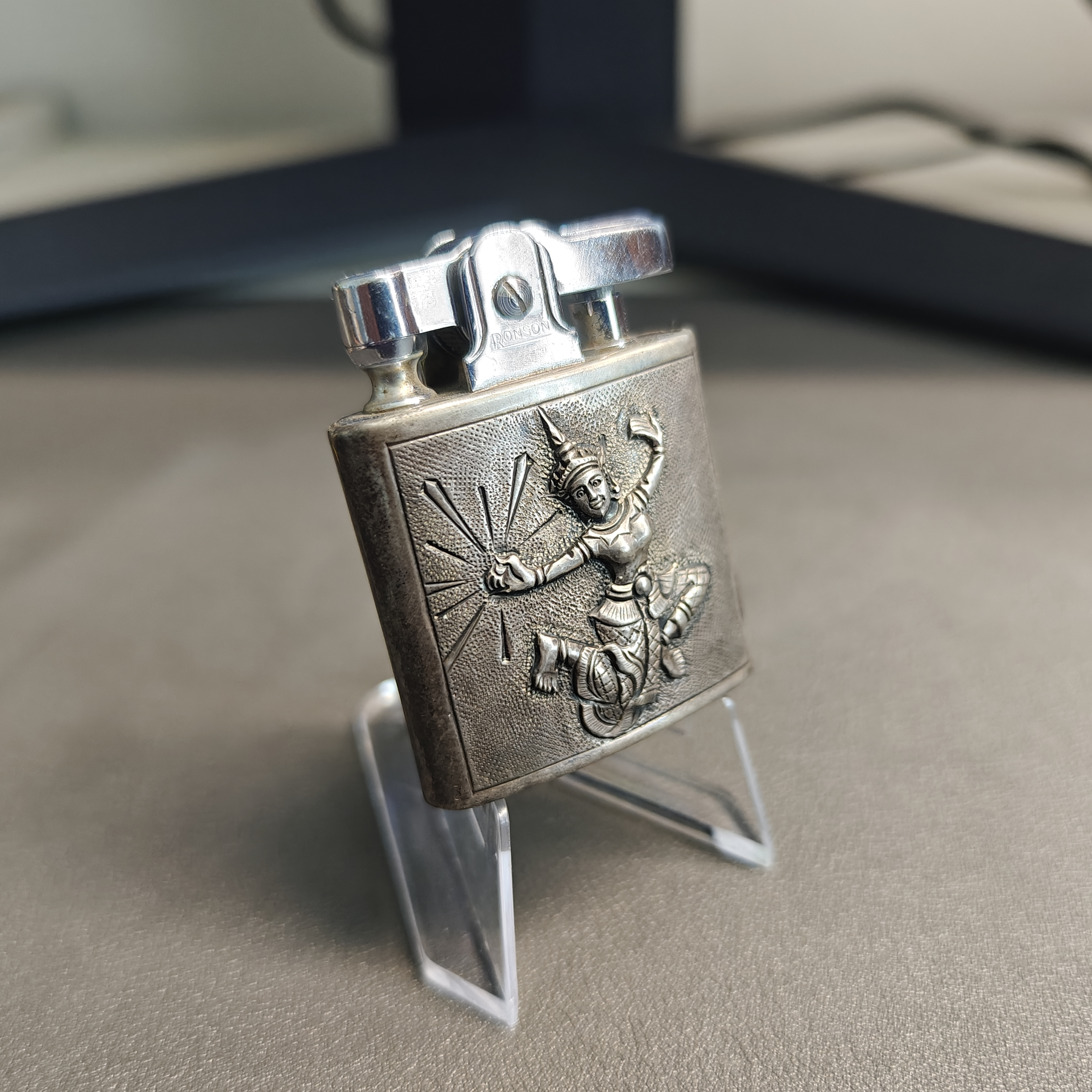 Ronson Standard Series 2nd Gen Siamese Dancer High-Relief Sterling Silver Oil Lighter – Detail 3