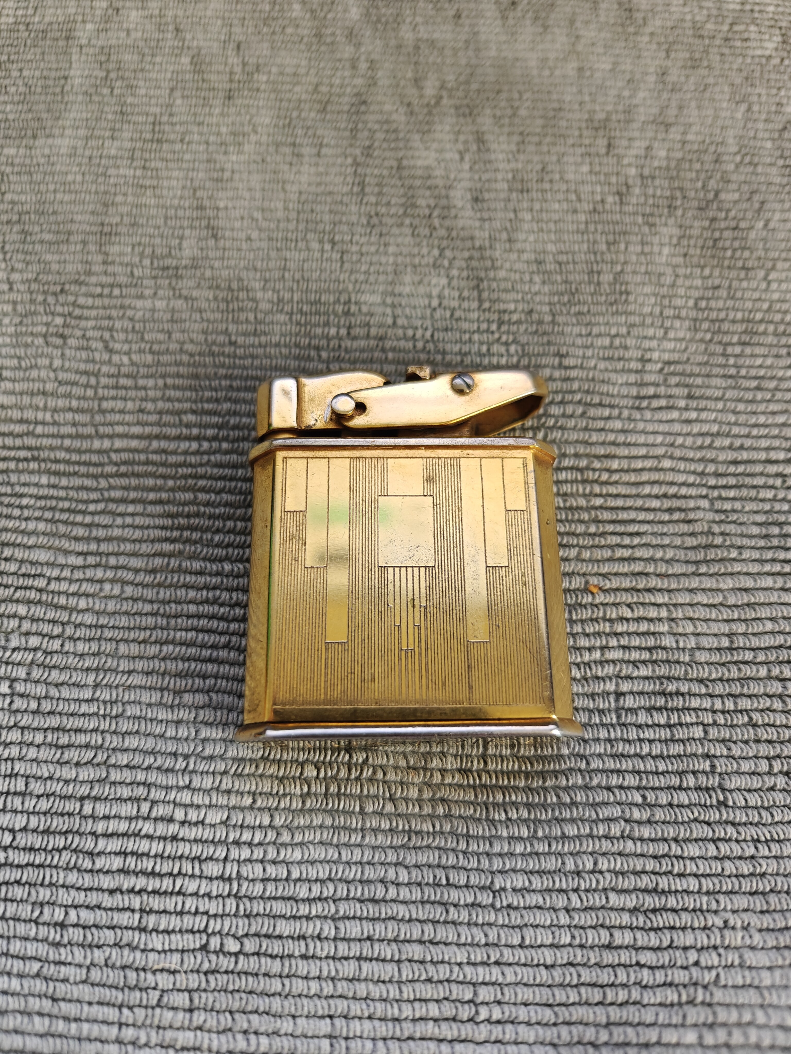 LUX'TRIK Rare-Structure Gold-Plated Oil Lighter