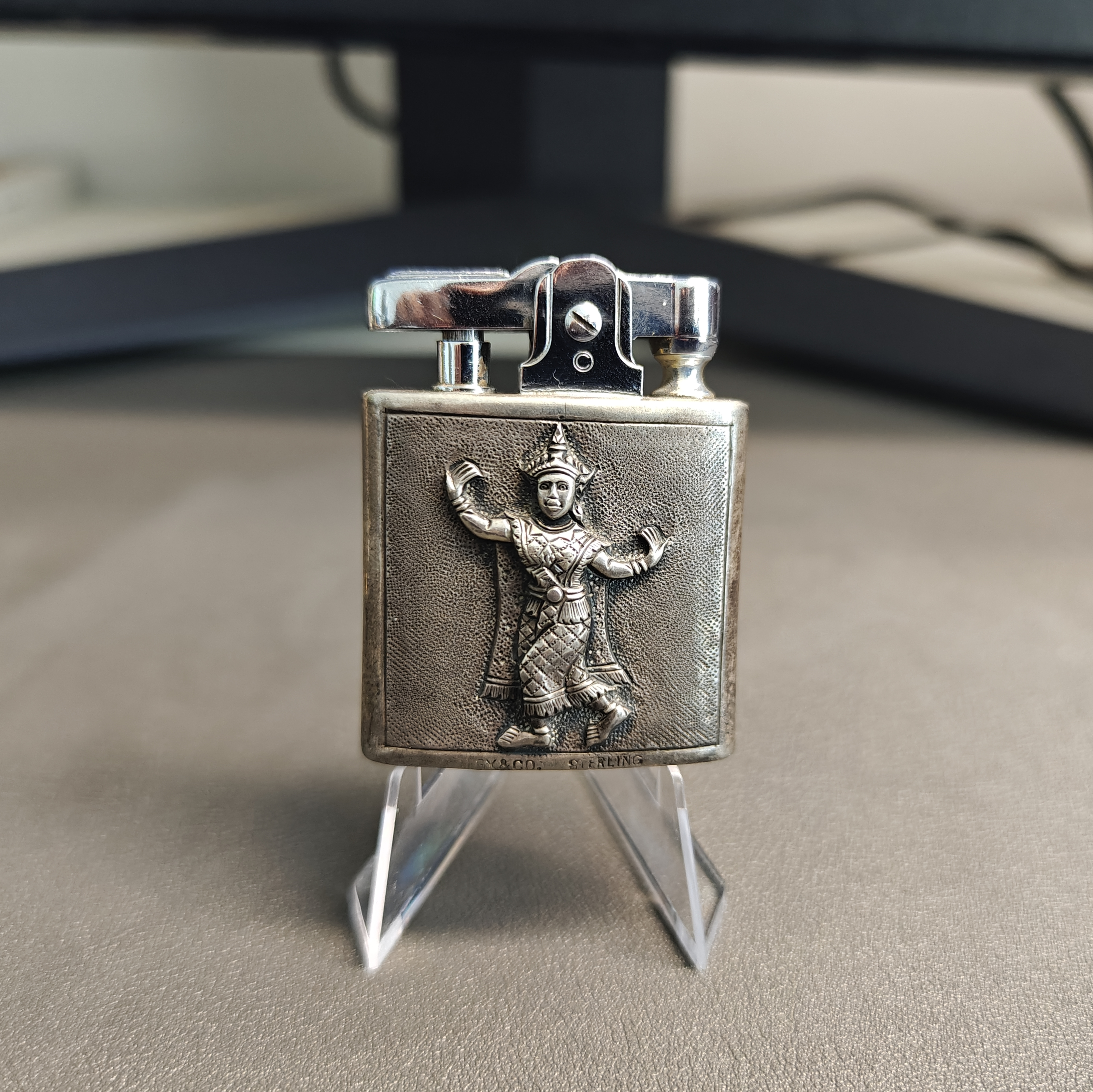 Ronson Standard Series 2nd Gen Siamese Dancer High-Relief Sterling Silver Oil Lighter – Detail 2