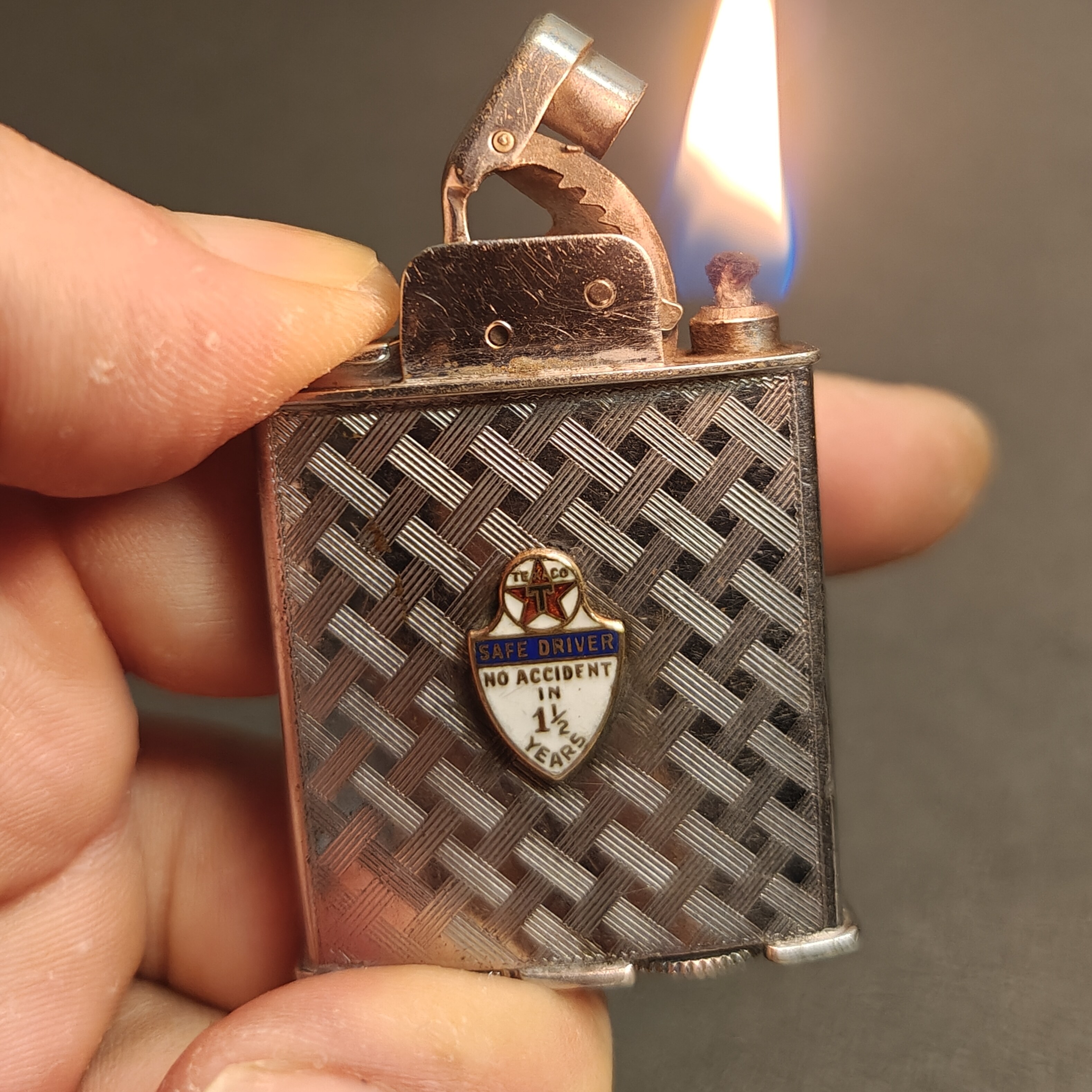 EVANS Trig-A-Lite Custom Emblem Lighter Details 4