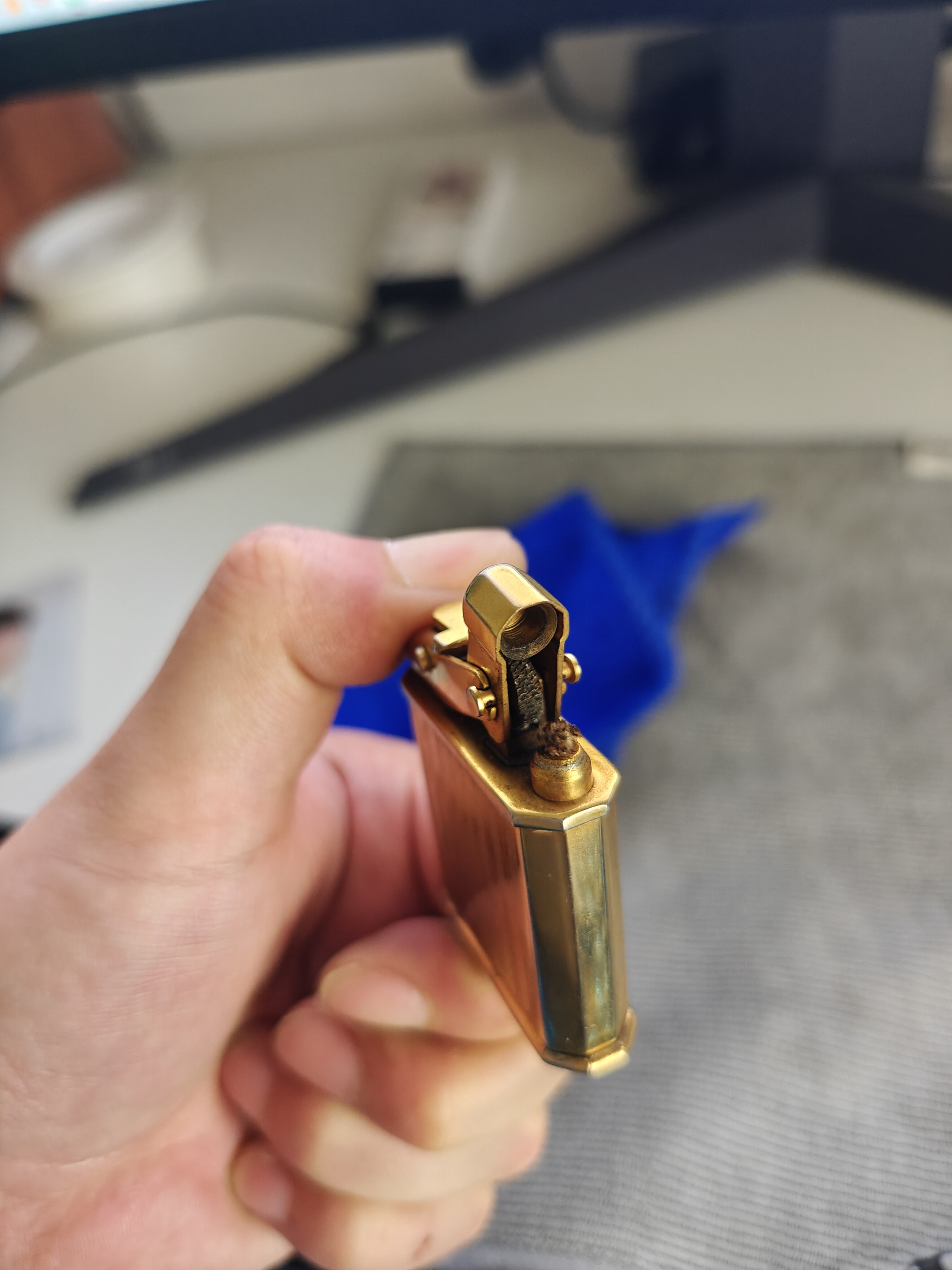 LUX'TRIK Rare-Structure Gold-Plated Oil Lighter – Detail 4