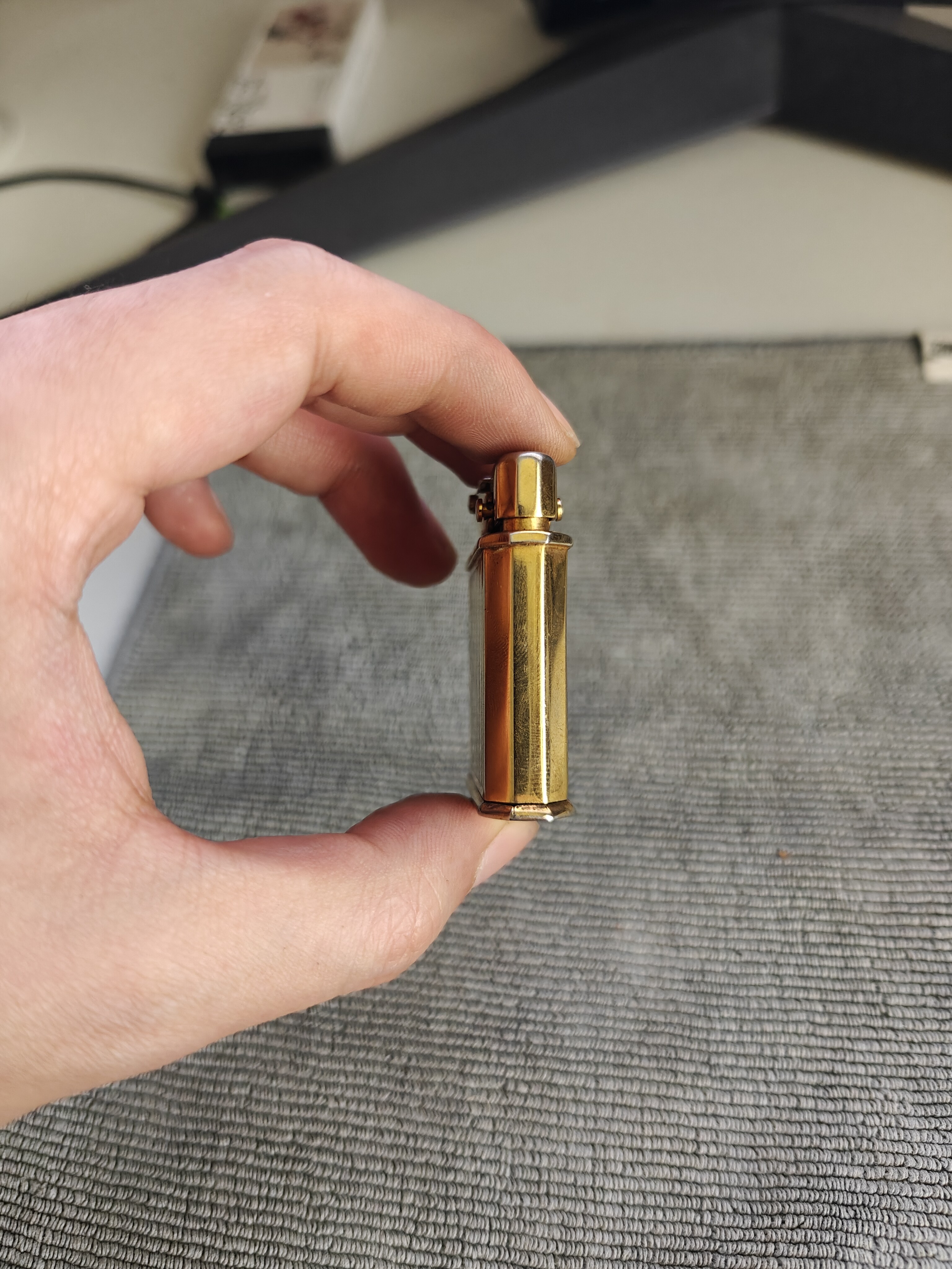 LUX'TRIK Rare-Structure Gold-Plated Oil Lighter – Detail 3