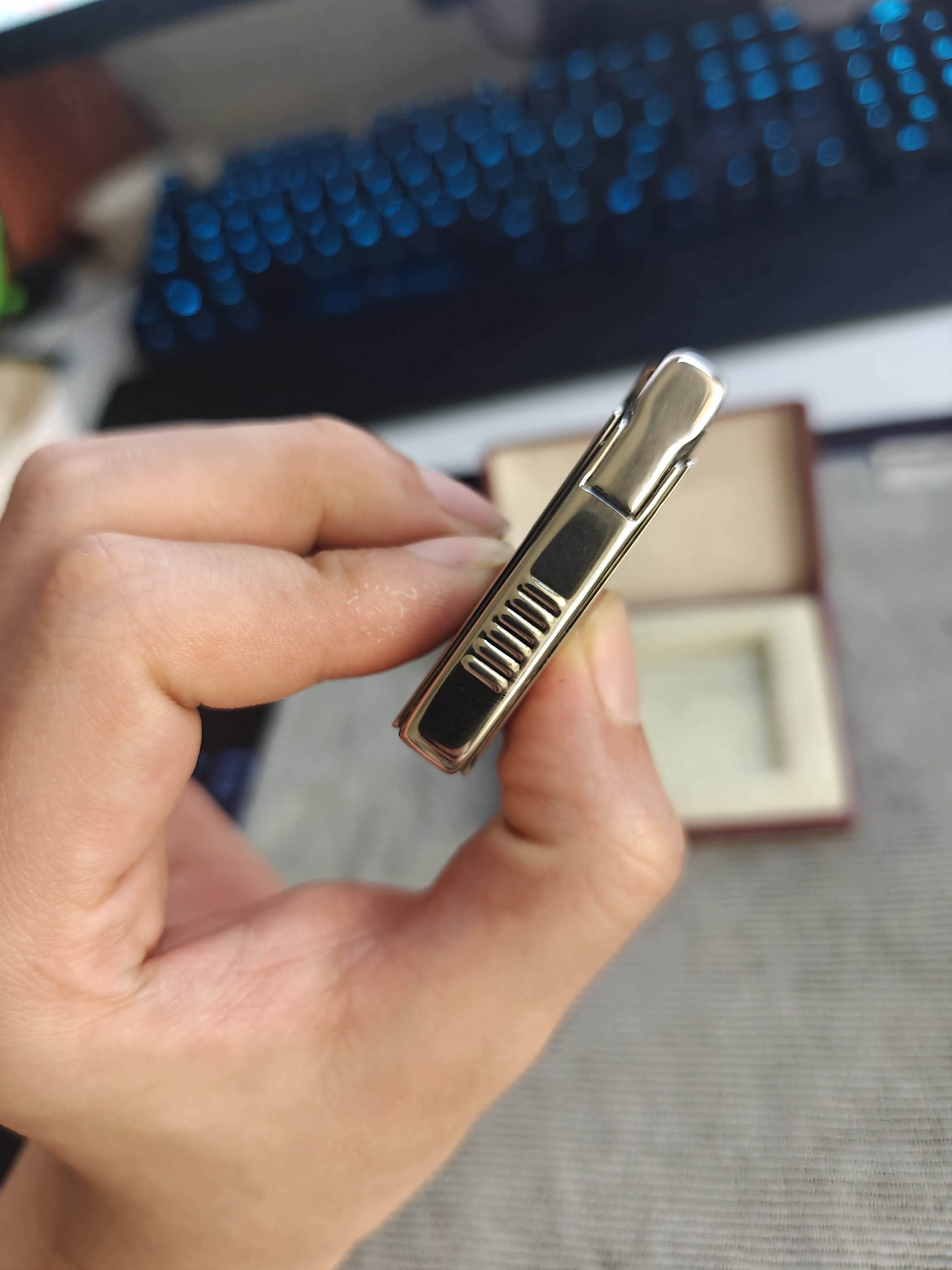 KW Rani Series Gold-Plated Enamel Tortoiseshell Stamp Oil Lighter – Detail 4