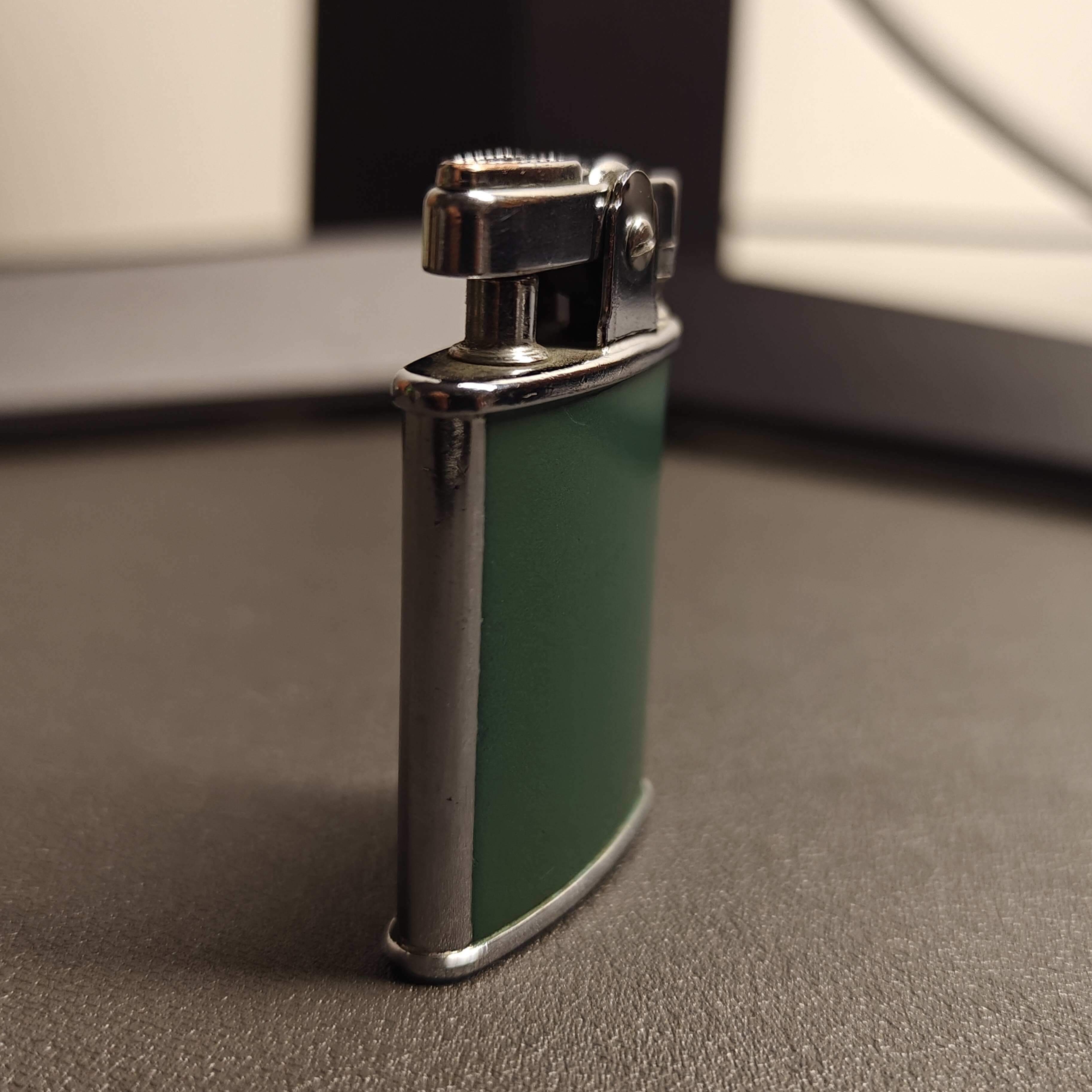 Ronson Gem Enamel Gasoline Lighter - Detail 1