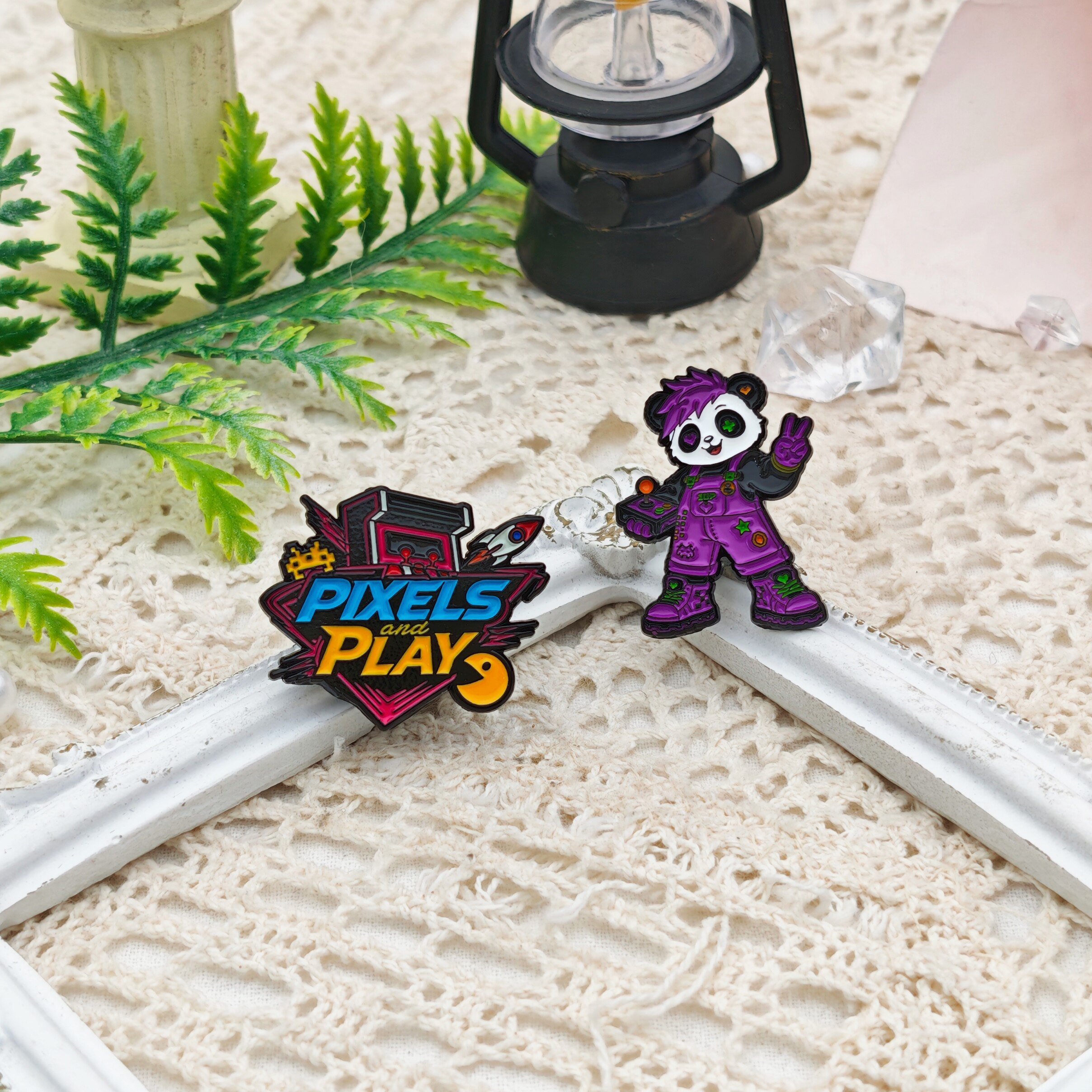 PIXELS PLAY Alien-Shape Enamel Pin with Chrome Plating
