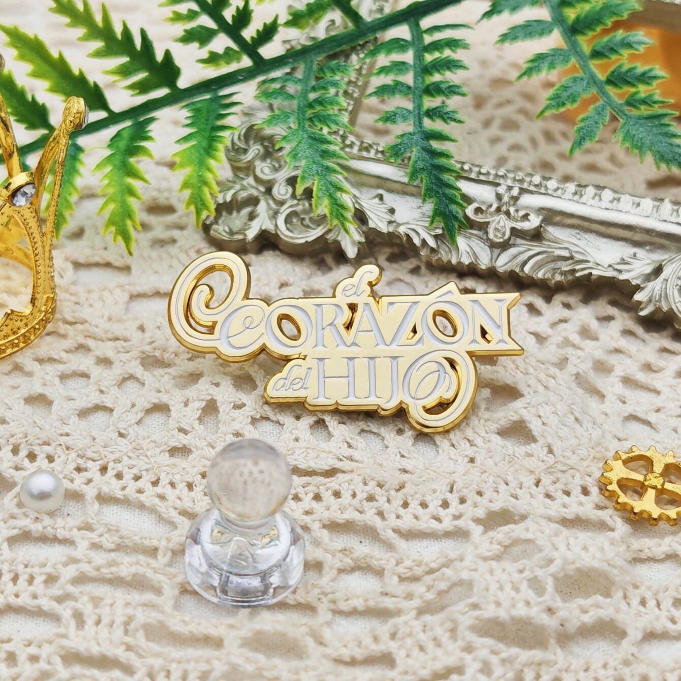 Spanish Letter Cutout Gold-Plated Enamel Long Irregular Pin