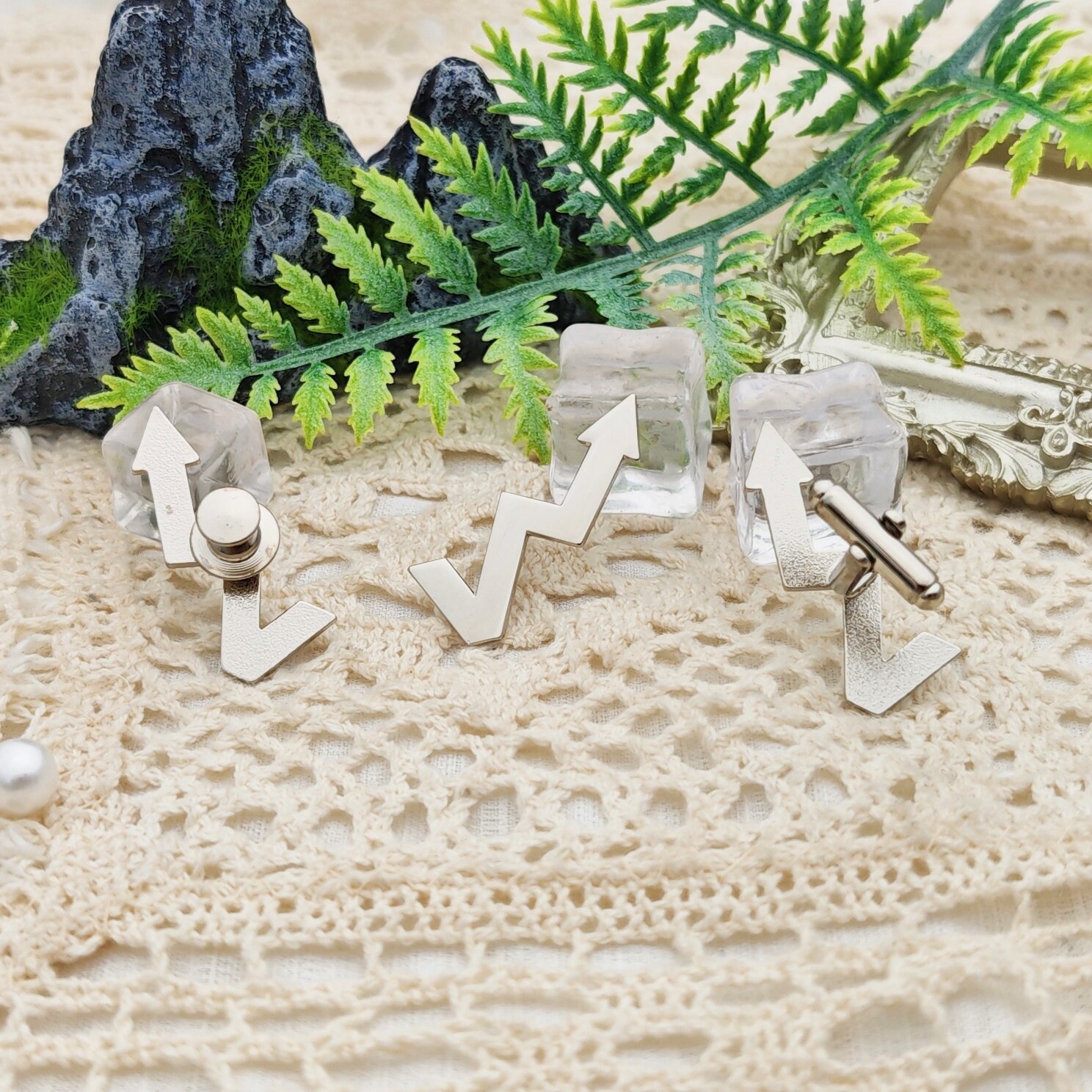 Arrow-shaped metal cufflinks