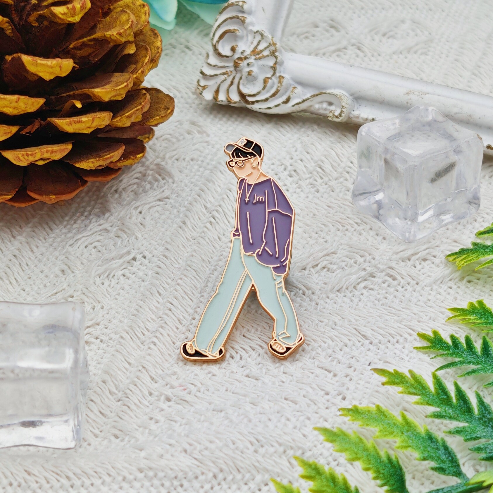 Men's Fashion Gold-Plated Enamel Hollow-Out Irregular Pin