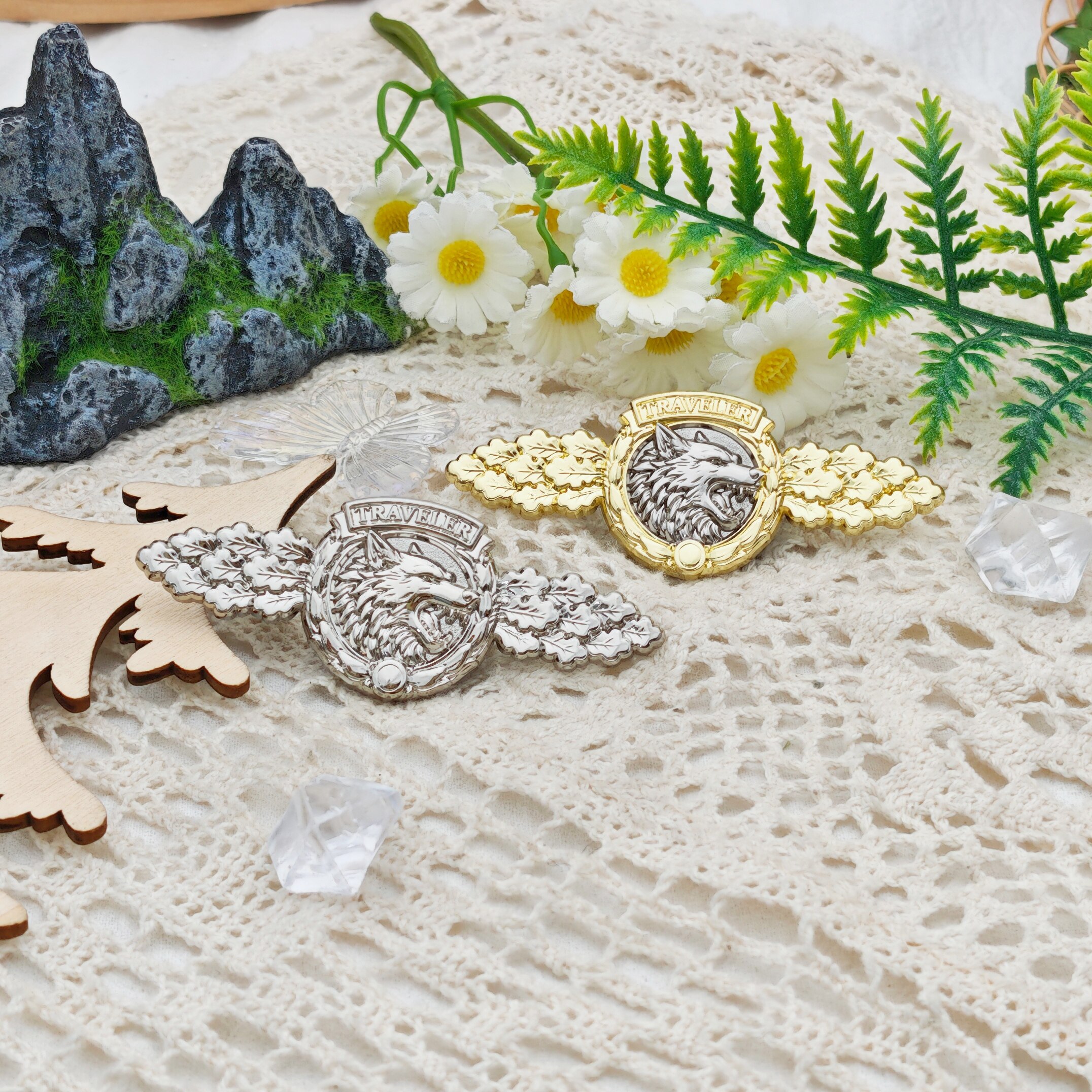TRAVELER Wolf Head Symmetrical Leaf Ornament Relief Medal