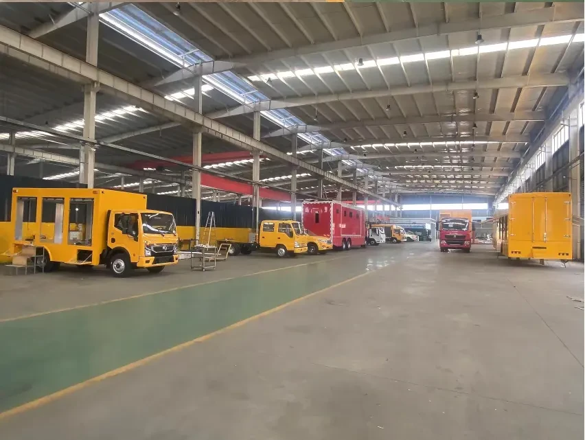 车间内正在改装的黄色厢式专用车与医疗车