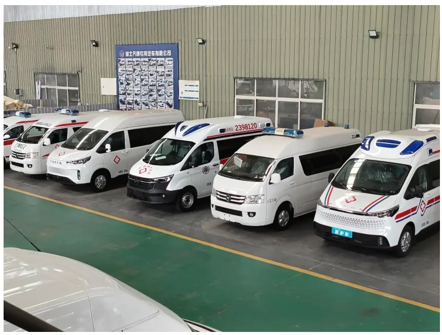 厂区内成排停放的待发救护车