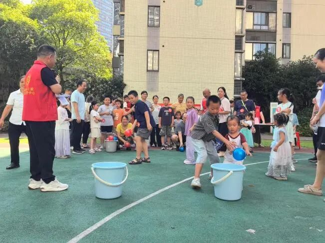 田心街道叫鸡岭社区:“运动健康 快乐成长”——“欢乐时光”亲子趣味运动会活力开启