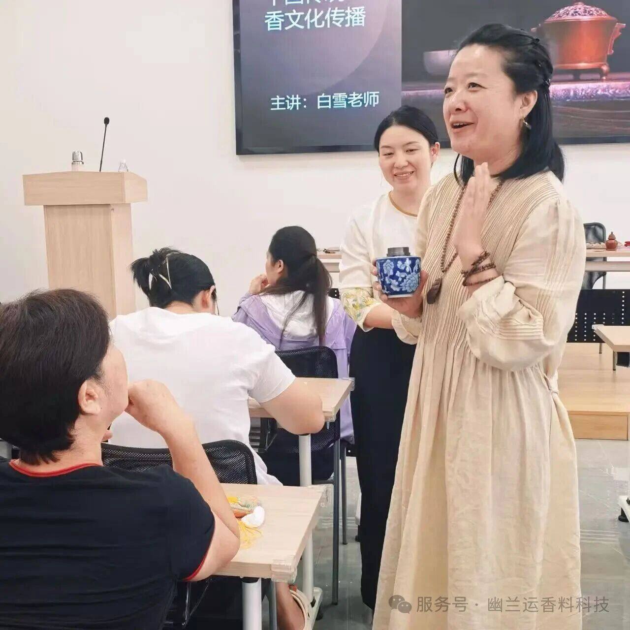 青春家园社区开展"中国传统香文化"活动