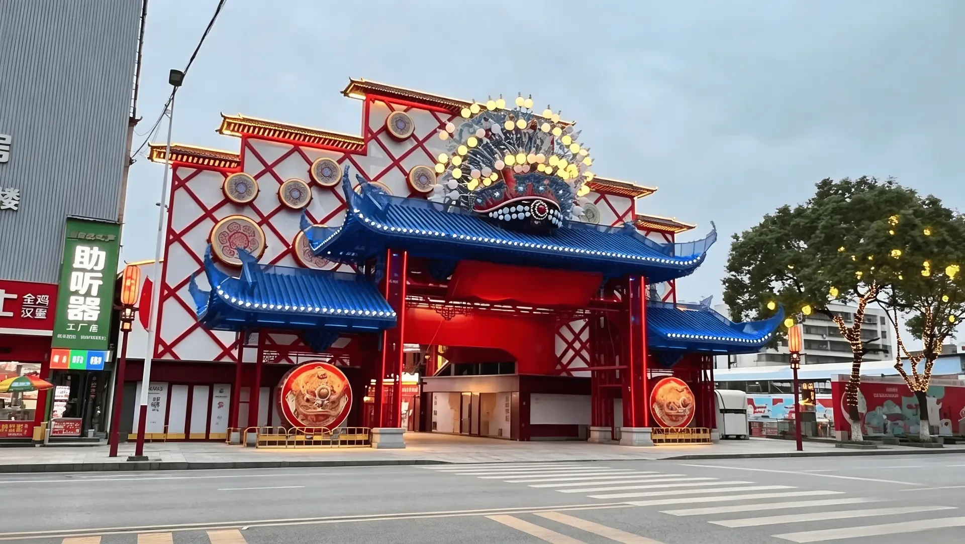 夜晚的银丝古建，金属网格内部透出光芒