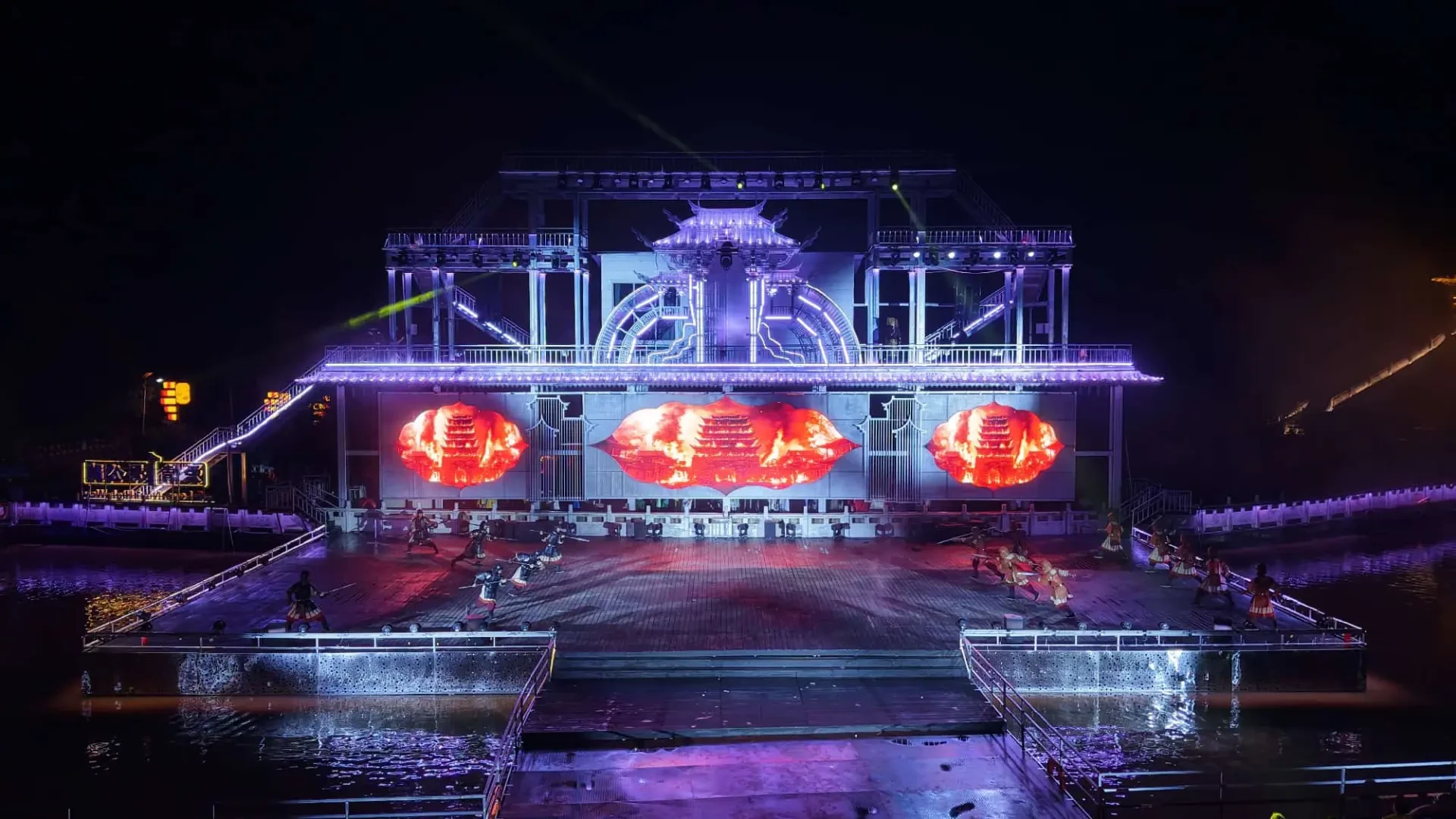 银丝古建夜景全景，金属网格透出暖光