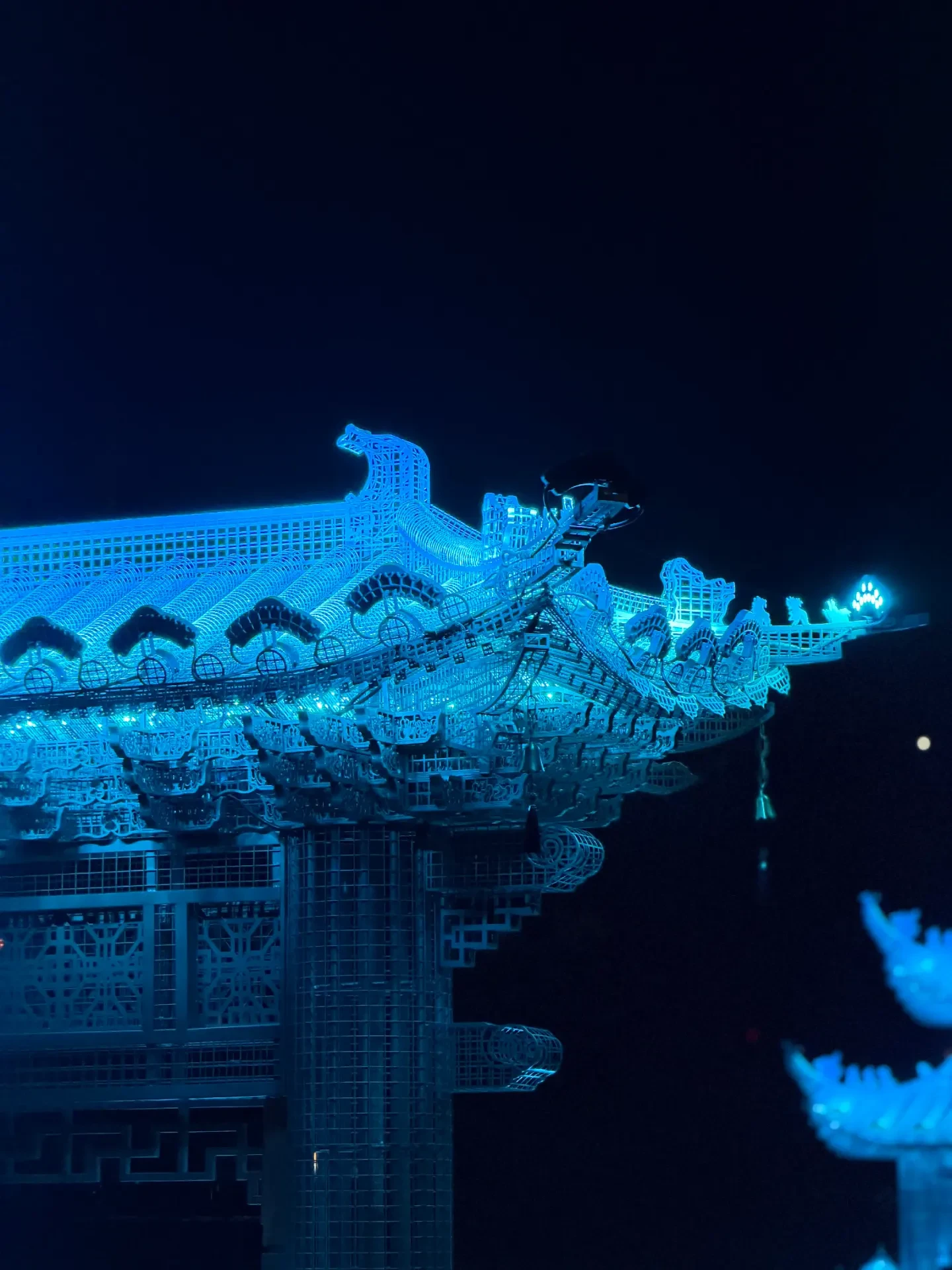 银丝古建金属网格亭台夜景 / Silver wire architecture at night