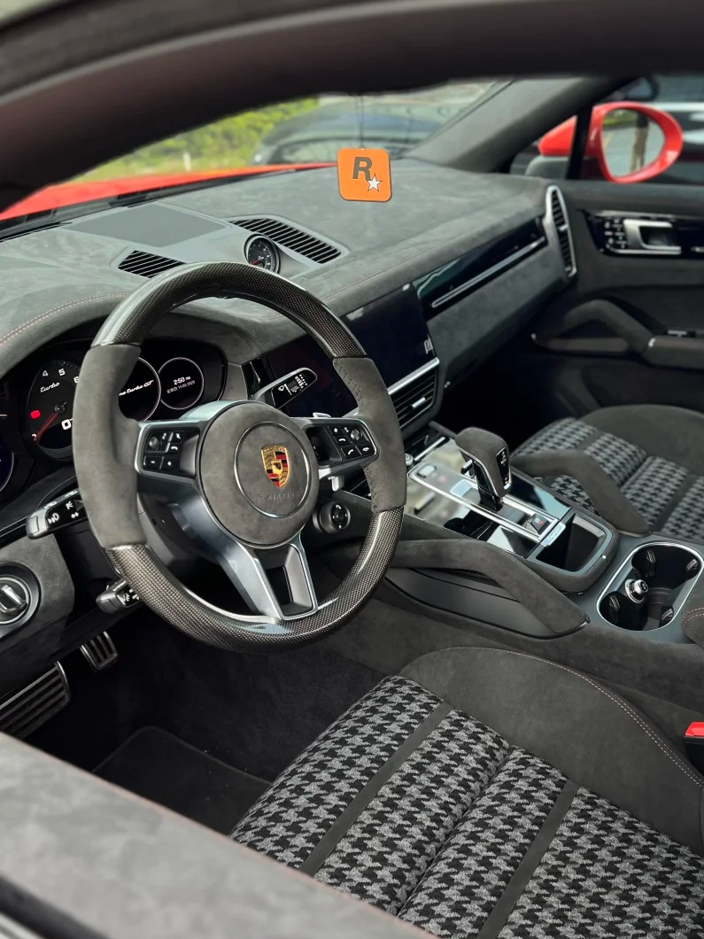 Porsche 911 Turbo steering wheel