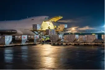 国际空运货机装载航空集装箱