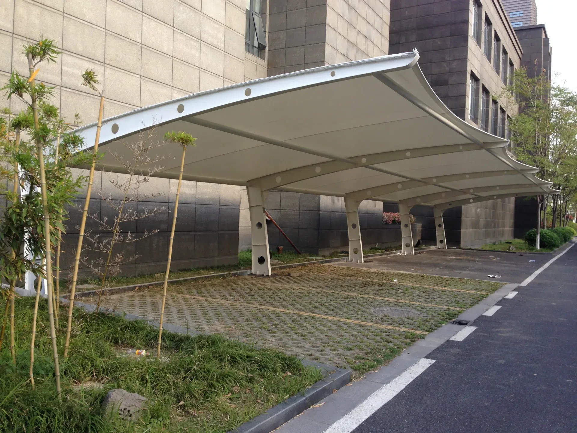 钢结构膜面停车棚实景