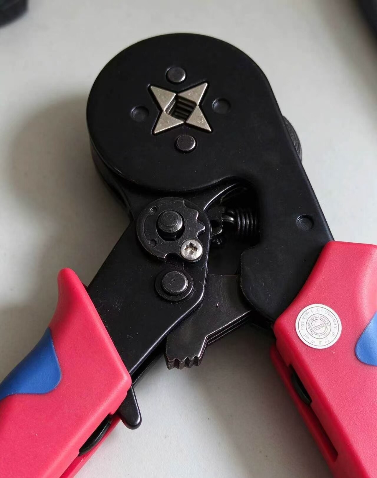Red and Blue Compact Ratcheting Crimping Tool 3