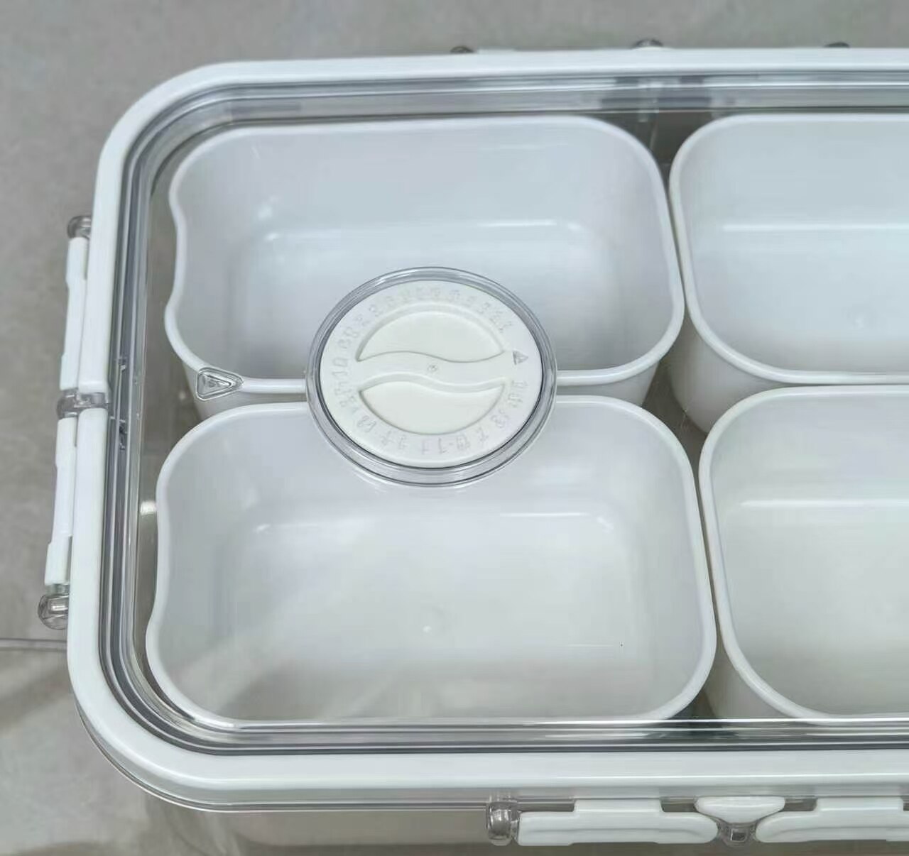 Crystal-clear 4-compartment airtight food container 5
