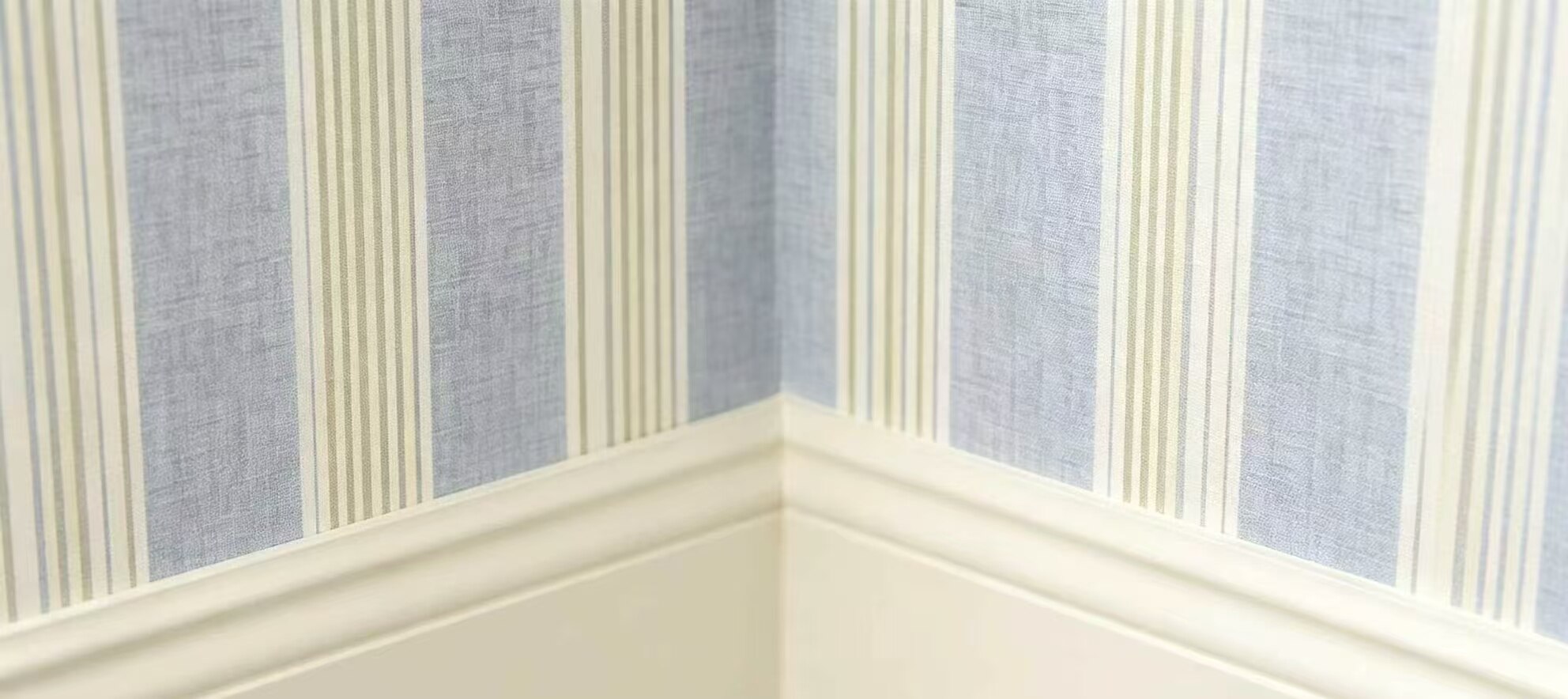 Fresh and versatile vertical striped wallpaper 5