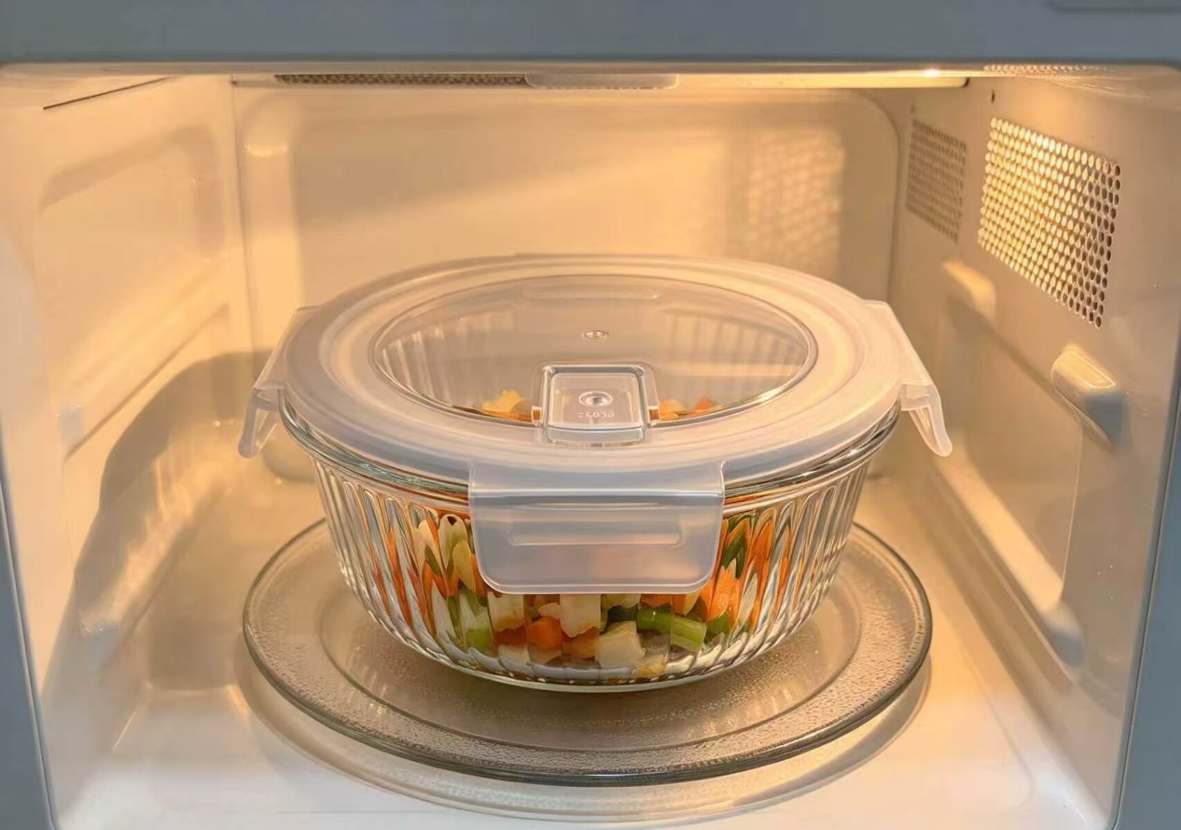 Vertical-groove venting freshness-keeping container 3