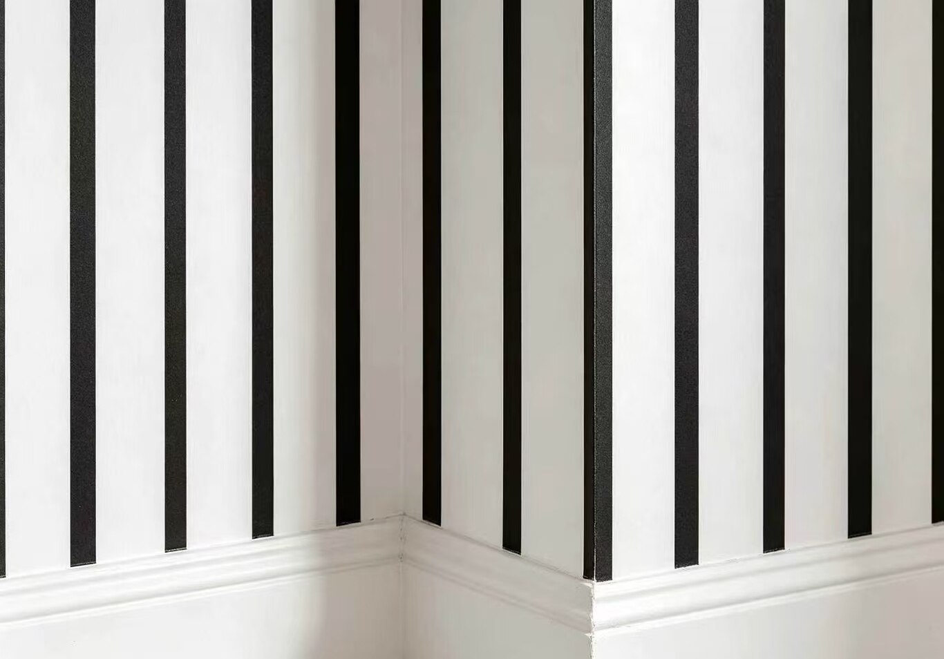 Minimalist Black-and-White Vertical Stripe Wallpaper 5