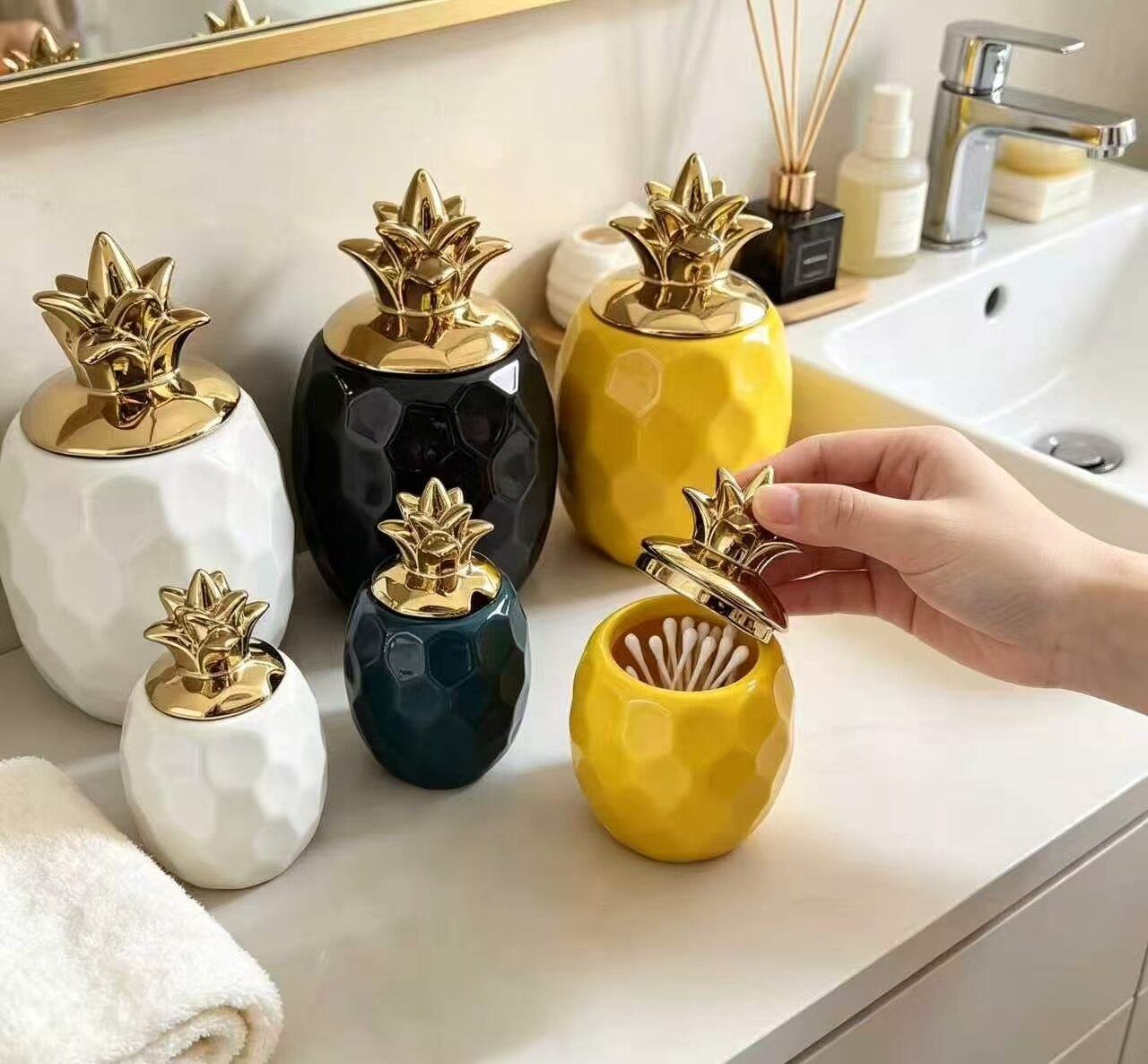 Golden Crown Rhombus Pineapple Can 4