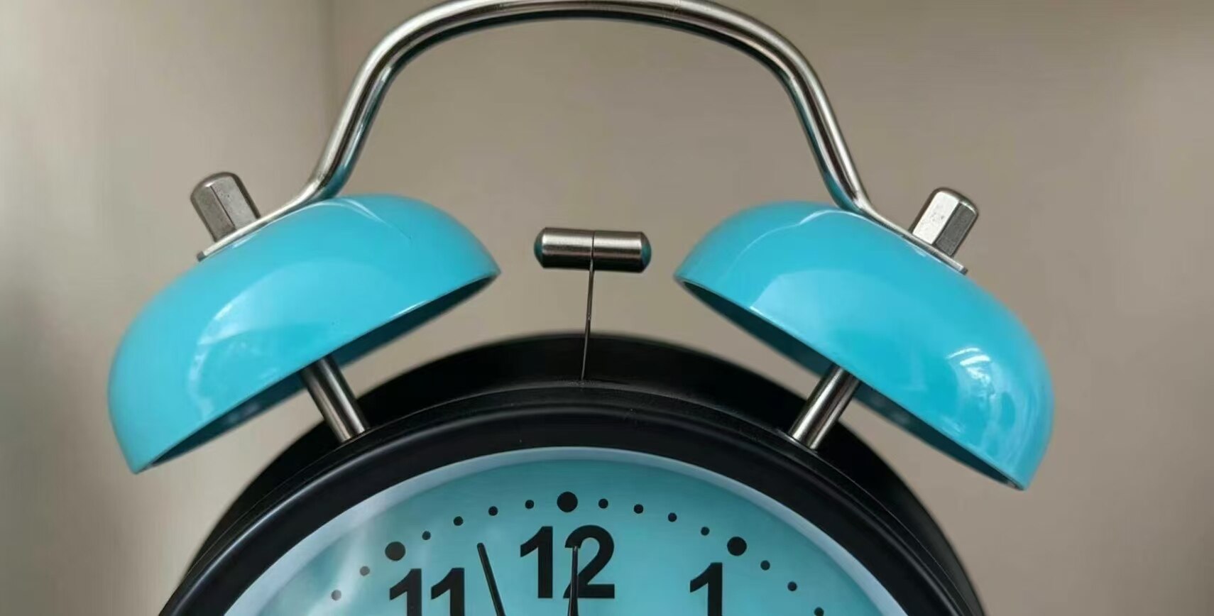 Fresh Blue Dual-Bell Alarm Clock 5